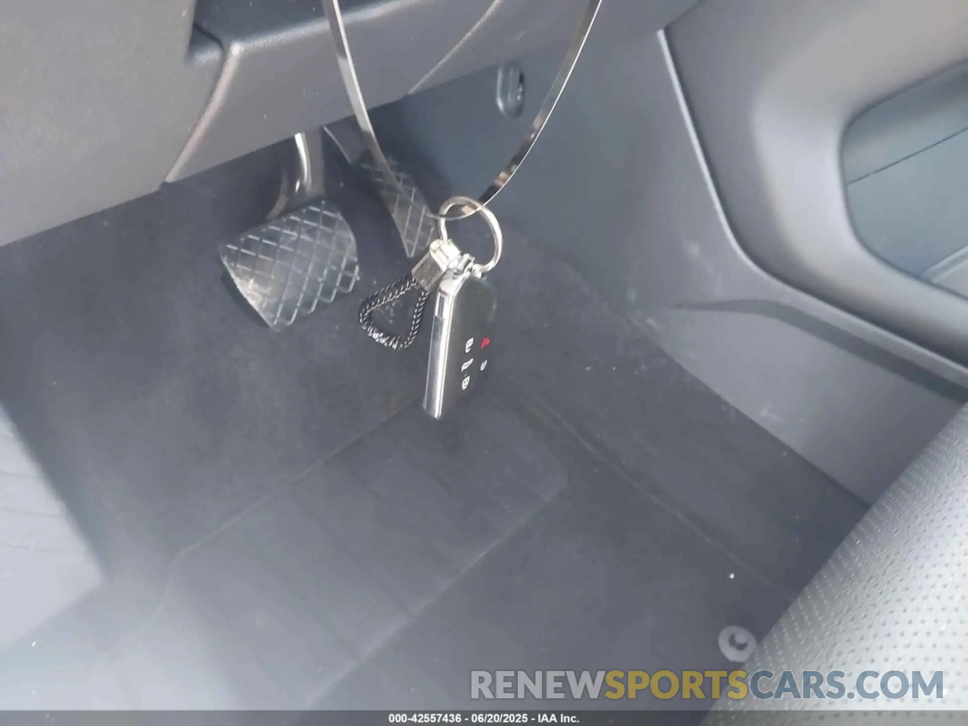 11 Photograph of a damaged car 1V2JR2CA3RC554010 VOLKSWAGEN ATLAS 2024