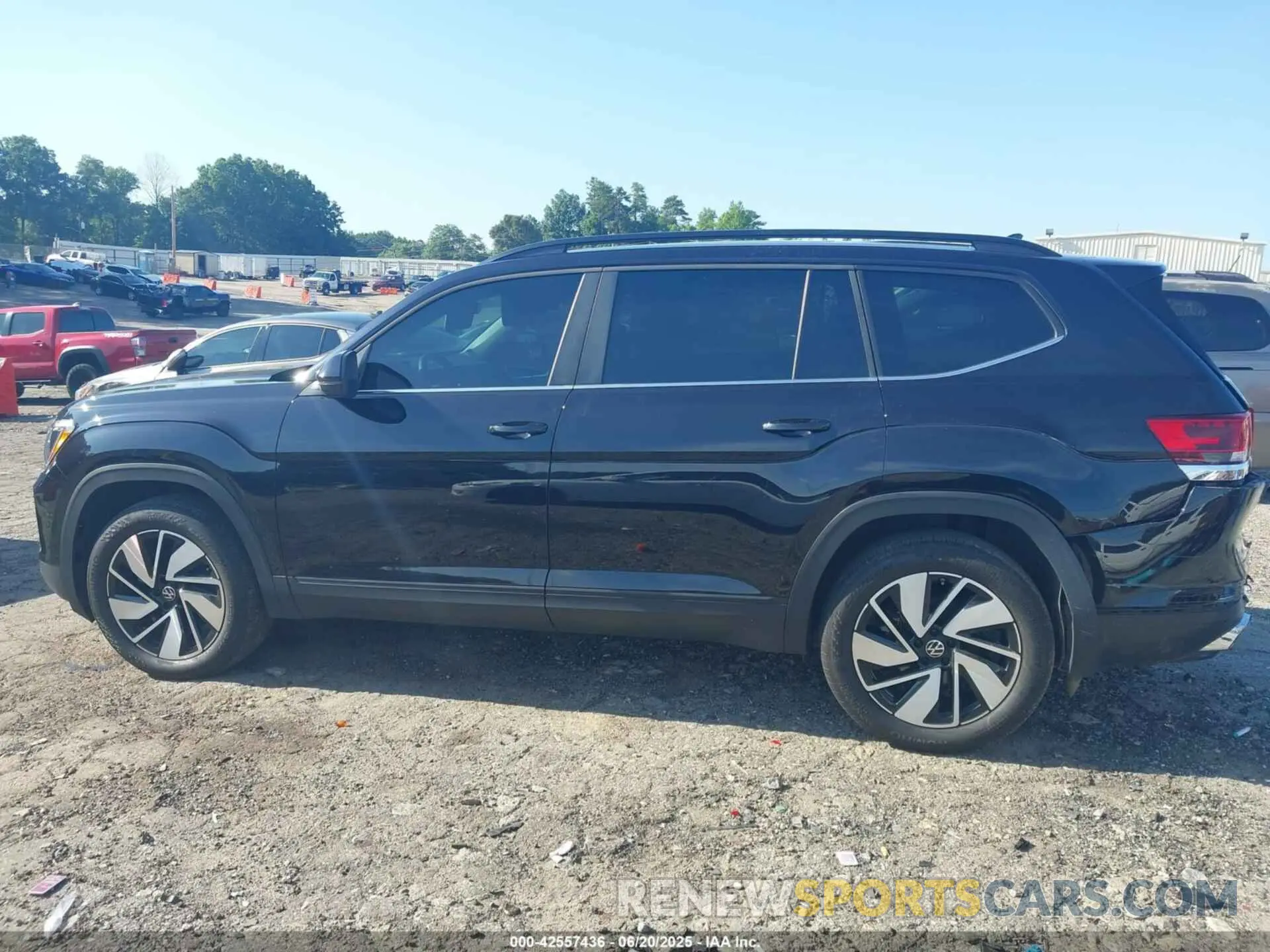 14 Photograph of a damaged car 1V2JR2CA3RC554010 VOLKSWAGEN ATLAS 2024