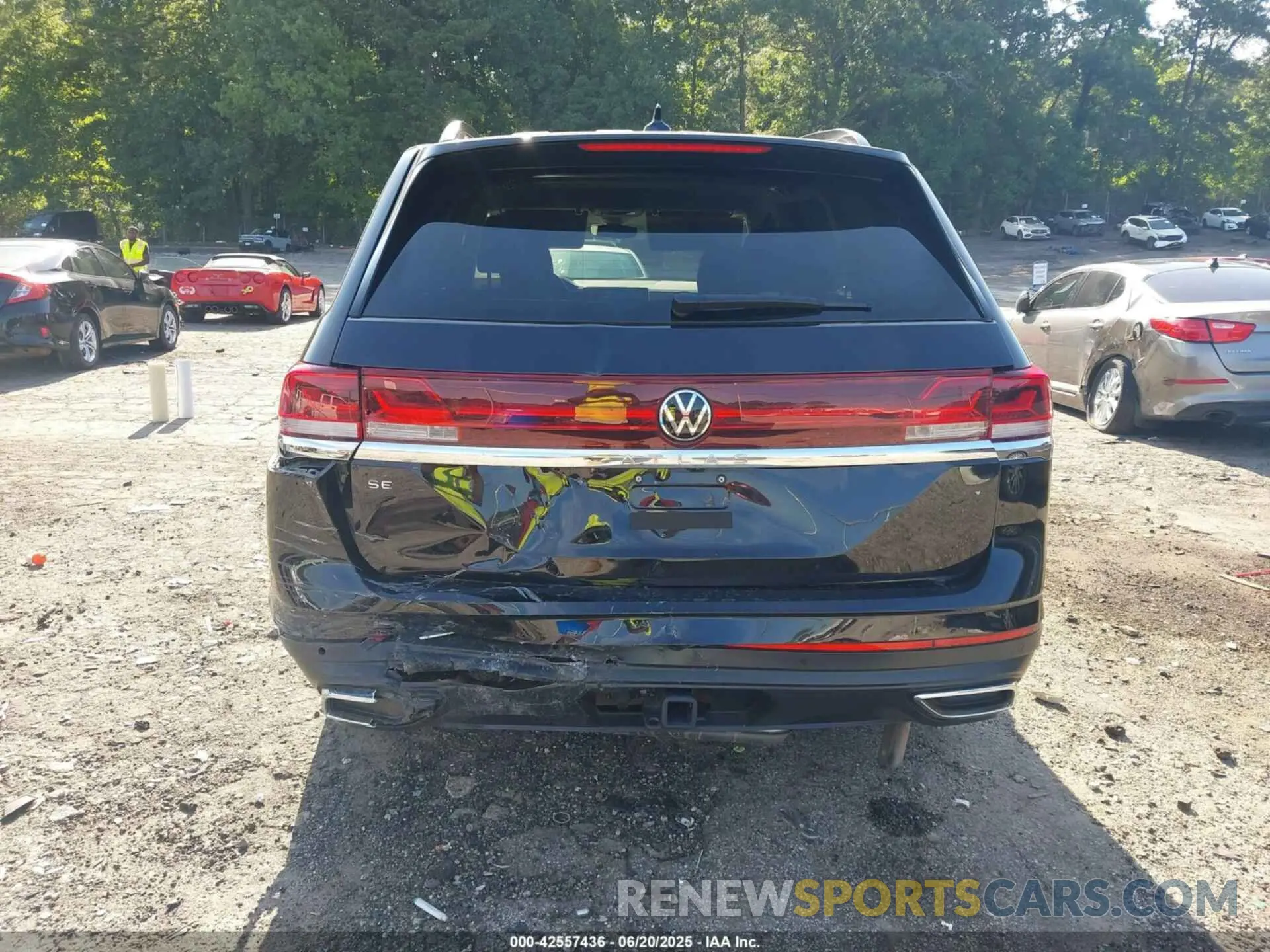 16 Photograph of a damaged car 1V2JR2CA3RC554010 VOLKSWAGEN ATLAS 2024