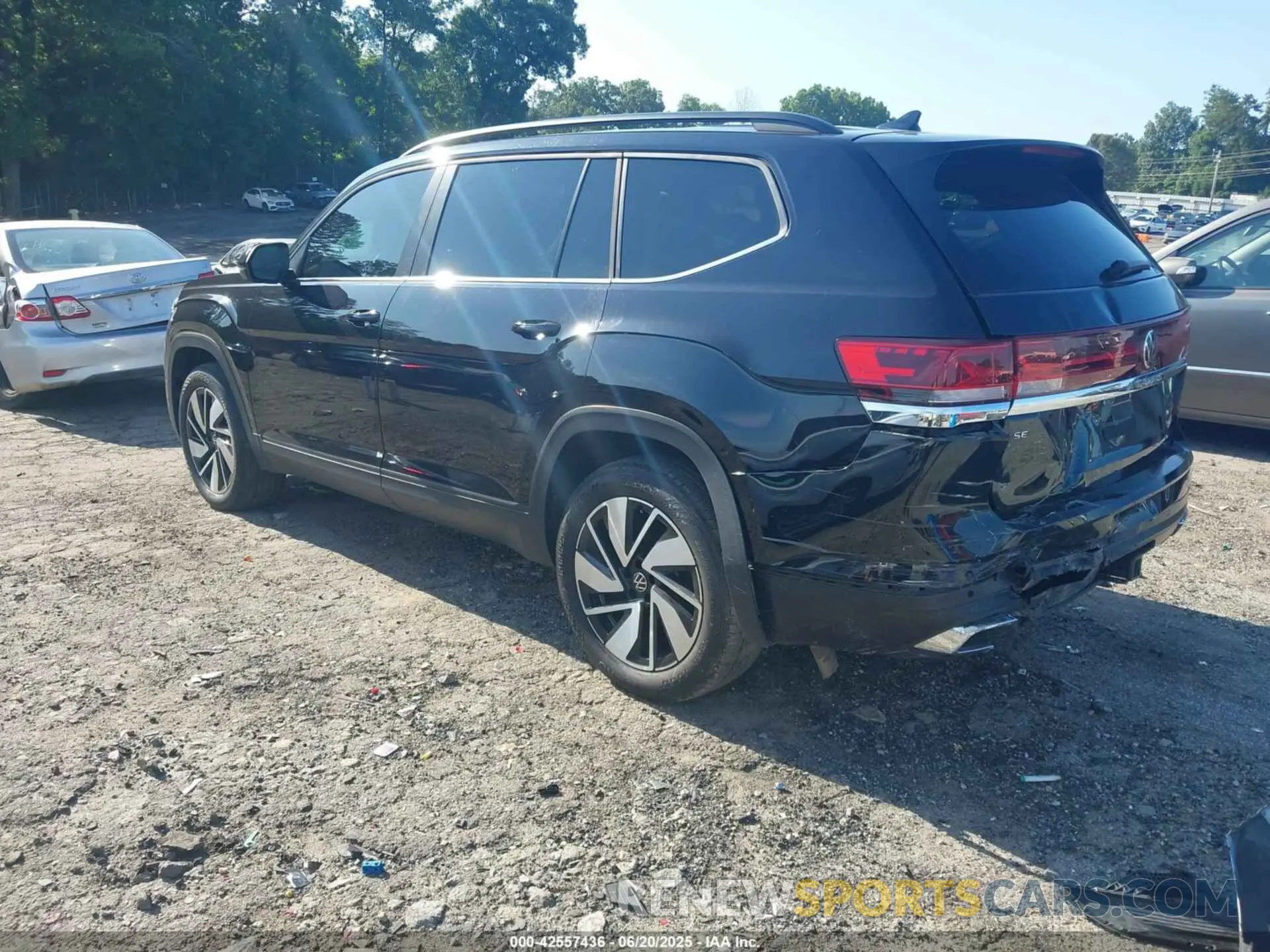 3 Photograph of a damaged car 1V2JR2CA3RC554010 VOLKSWAGEN ATLAS 2024