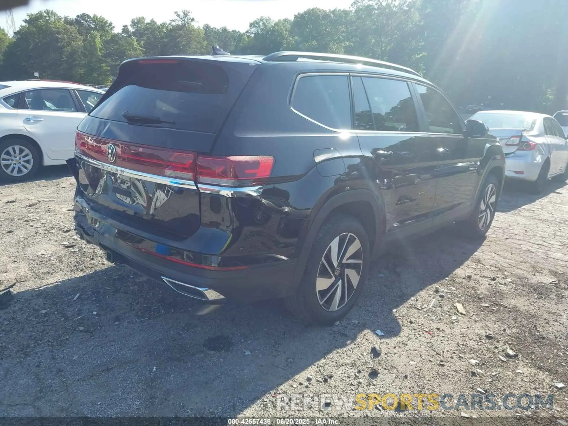 4 Photograph of a damaged car 1V2JR2CA3RC554010 VOLKSWAGEN ATLAS 2024