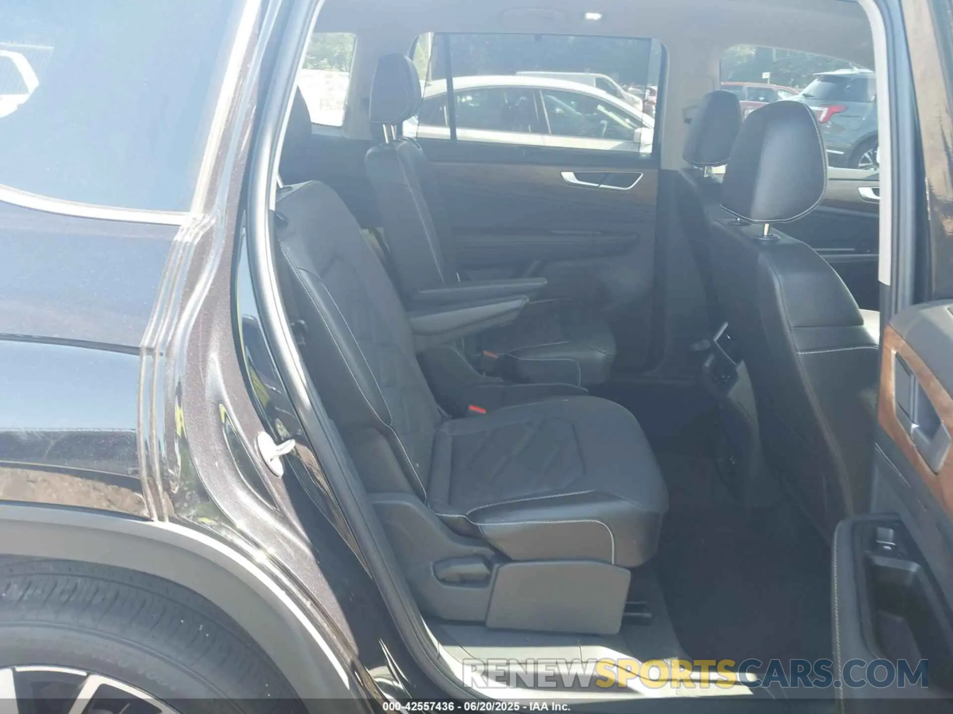 8 Photograph of a damaged car 1V2JR2CA3RC554010 VOLKSWAGEN ATLAS 2024