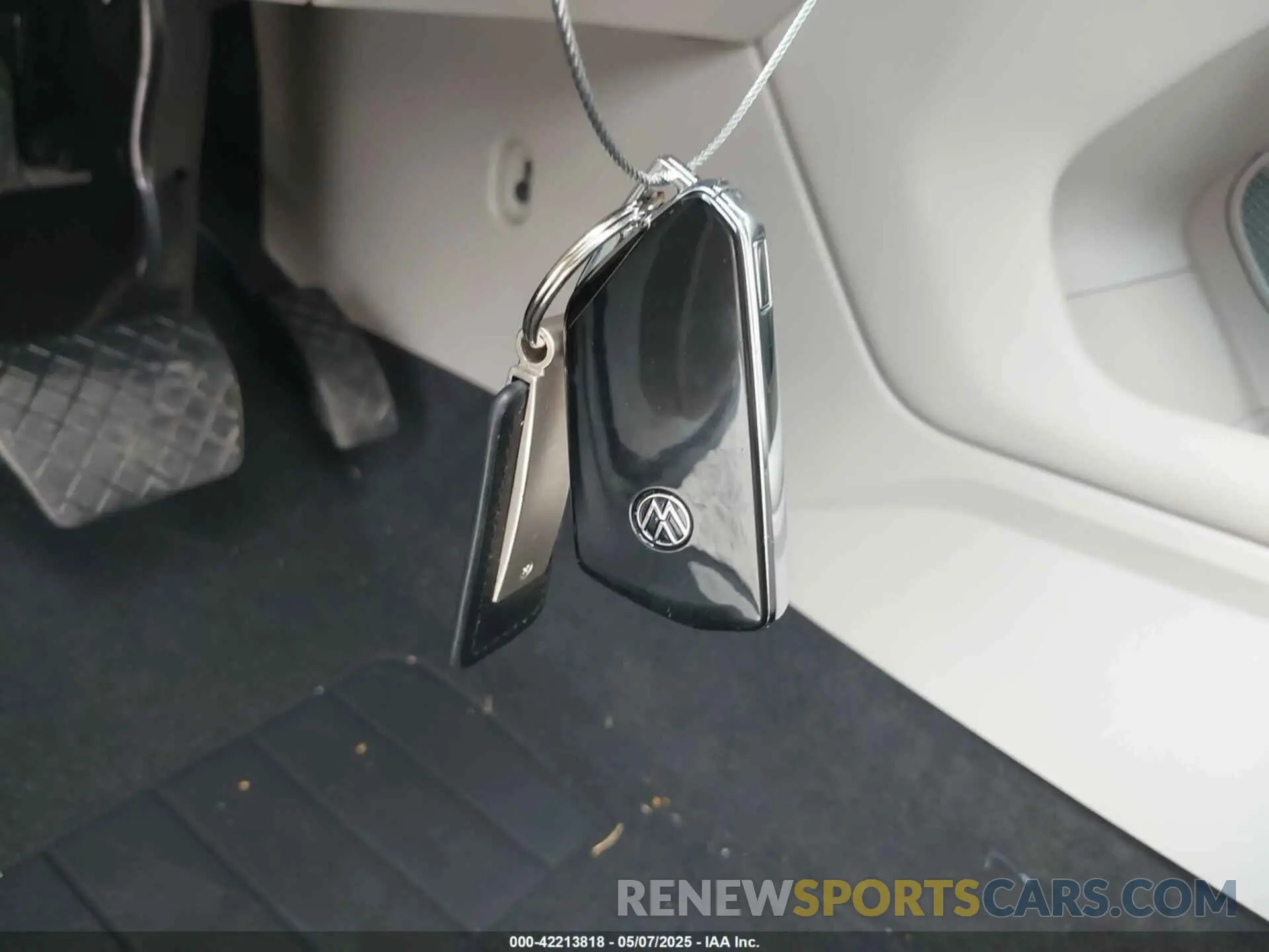 11 Photograph of a damaged car 1V2JR2CA3RC614867 VOLKSWAGEN ATLAS 2024