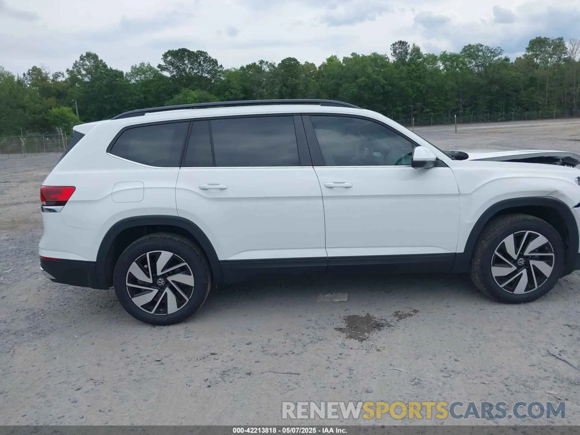 13 Photograph of a damaged car 1V2JR2CA3RC614867 VOLKSWAGEN ATLAS 2024