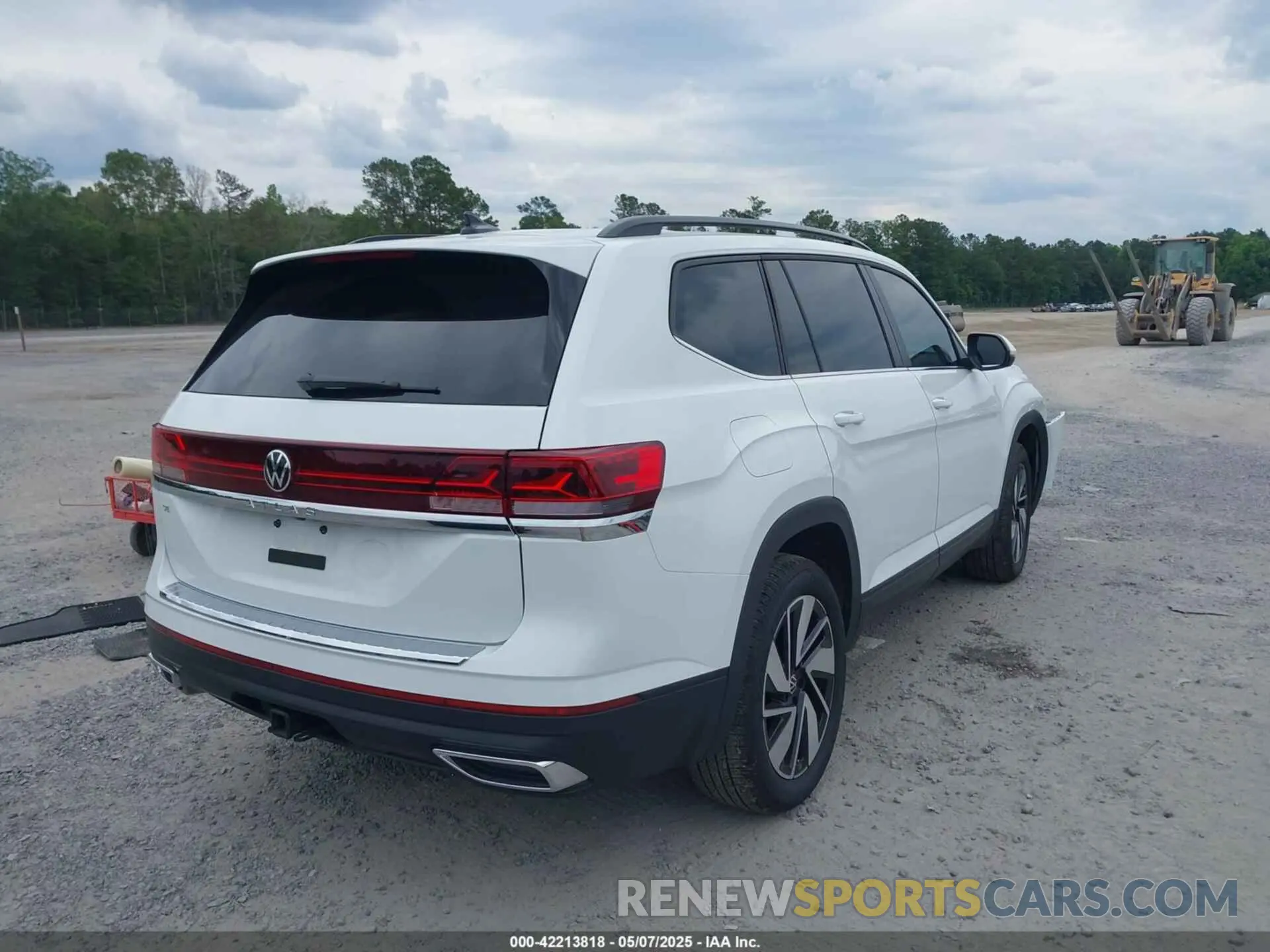 4 Photograph of a damaged car 1V2JR2CA3RC614867 VOLKSWAGEN ATLAS 2024