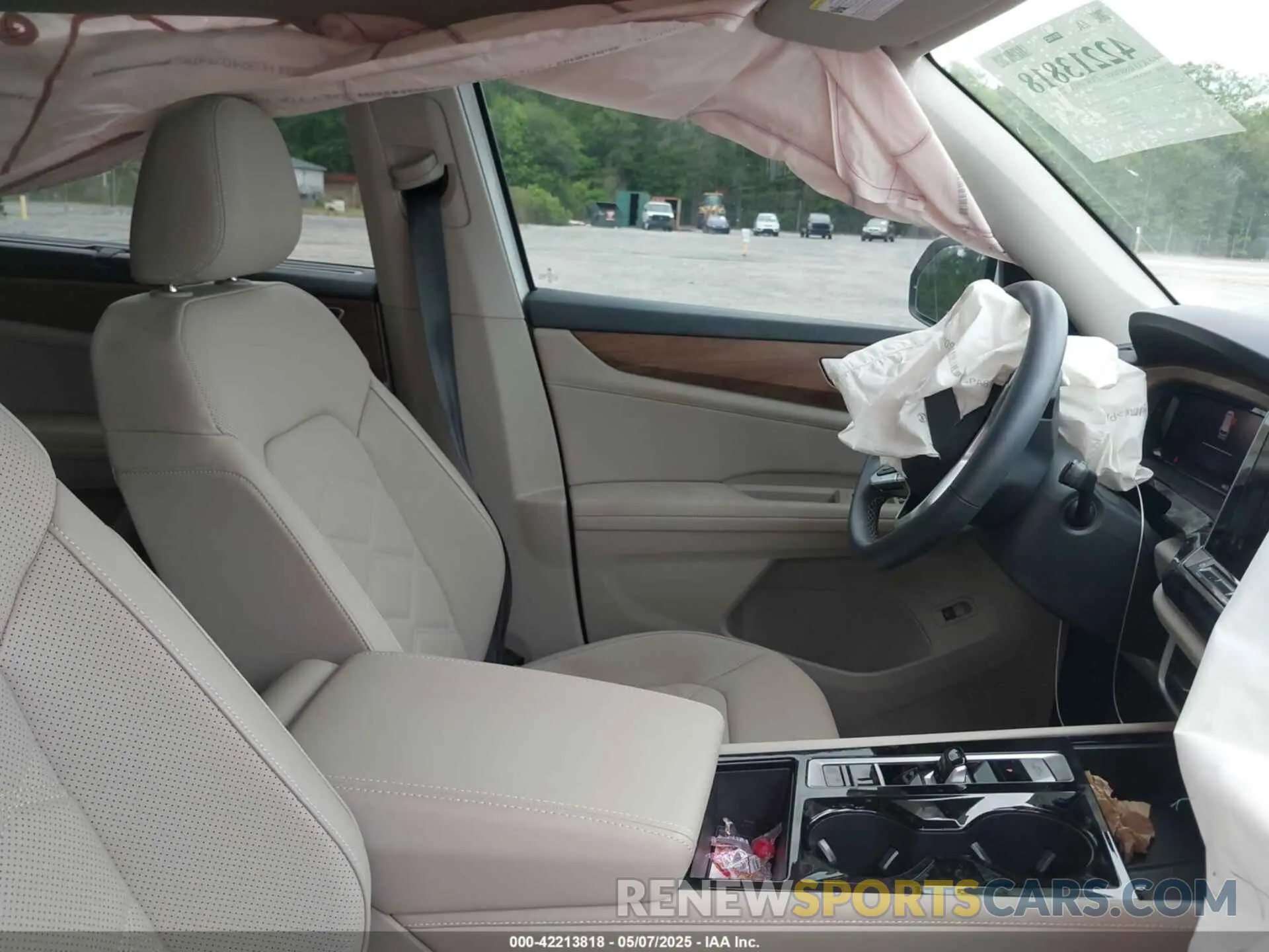 5 Photograph of a damaged car 1V2JR2CA3RC614867 VOLKSWAGEN ATLAS 2024