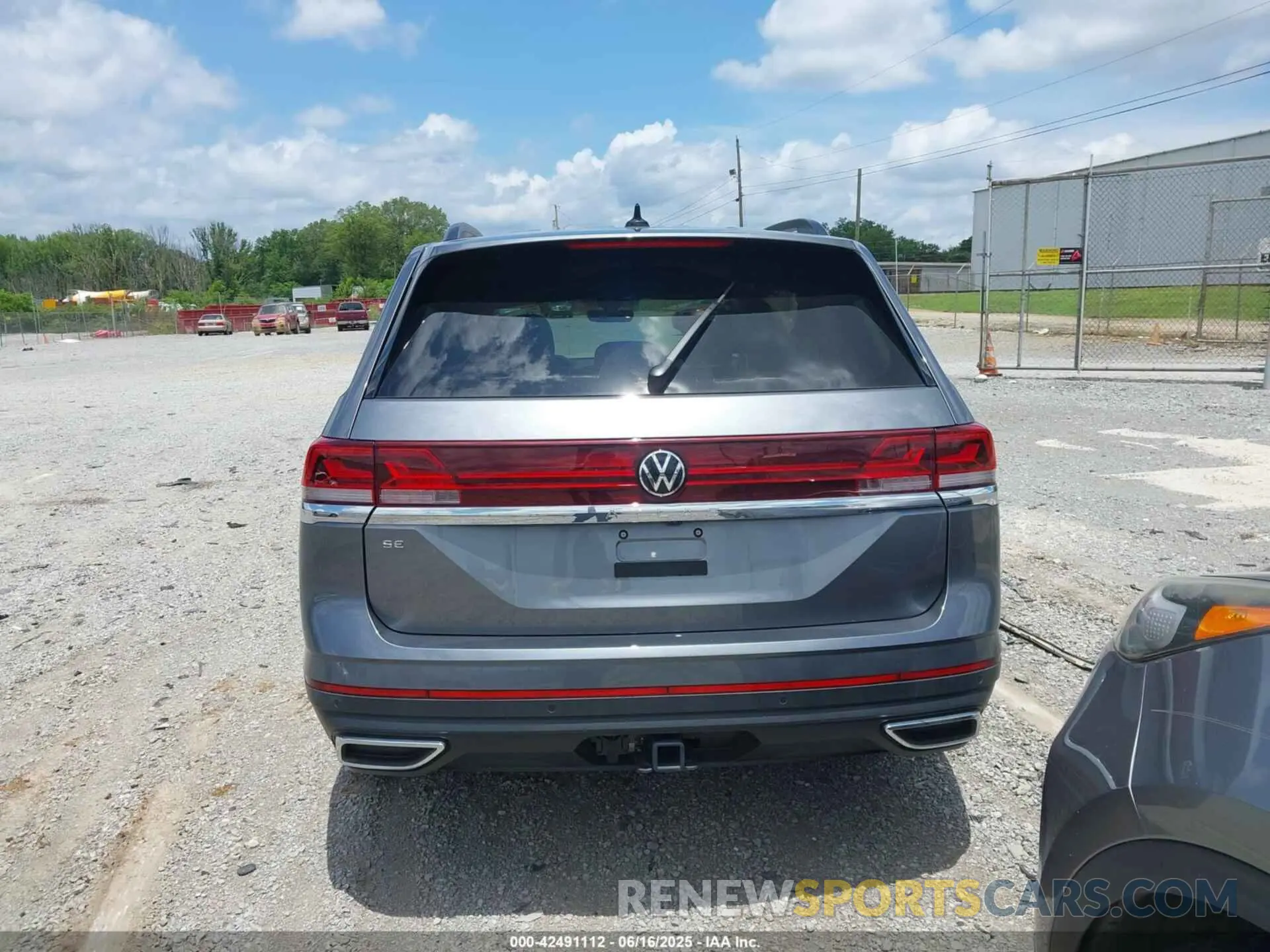 16 Photograph of a damaged car 1V2JR2CA3RC624038 VOLKSWAGEN ATLAS 2024