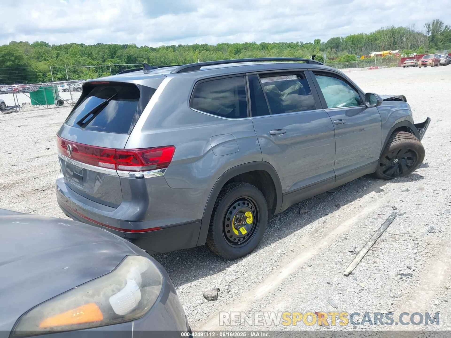4 Photograph of a damaged car 1V2JR2CA3RC624038 VOLKSWAGEN ATLAS 2024