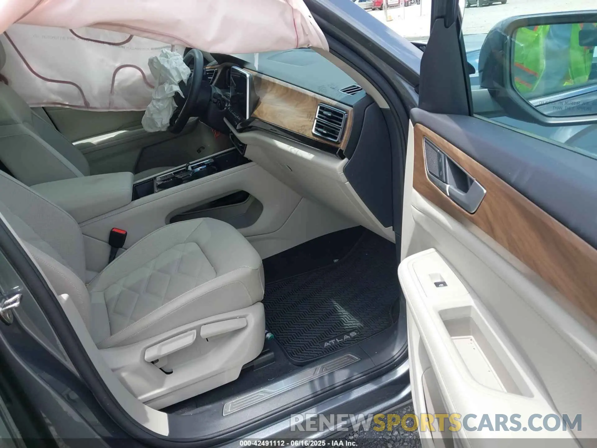 5 Photograph of a damaged car 1V2JR2CA3RC624038 VOLKSWAGEN ATLAS 2024