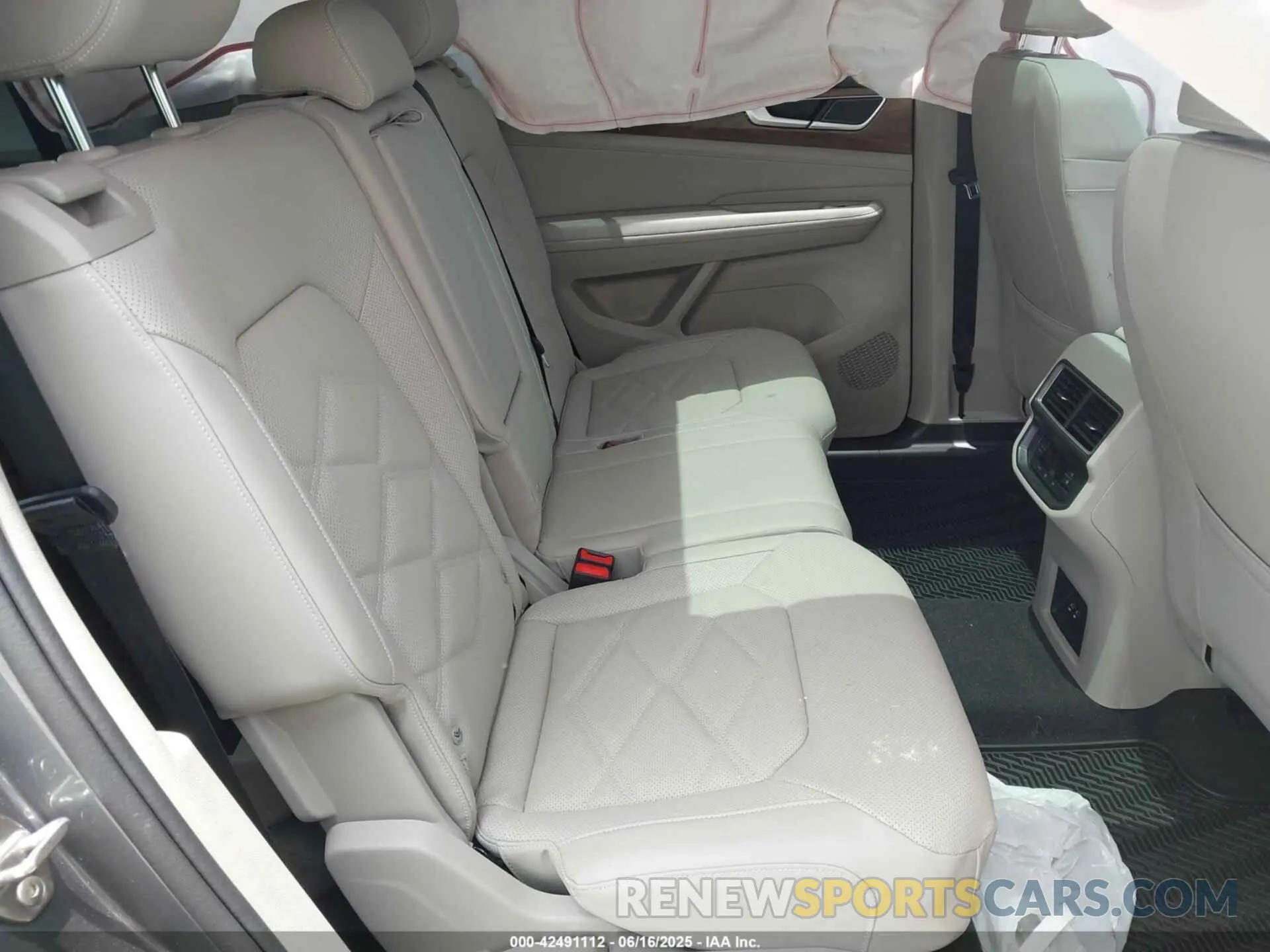 8 Photograph of a damaged car 1V2JR2CA3RC624038 VOLKSWAGEN ATLAS 2024