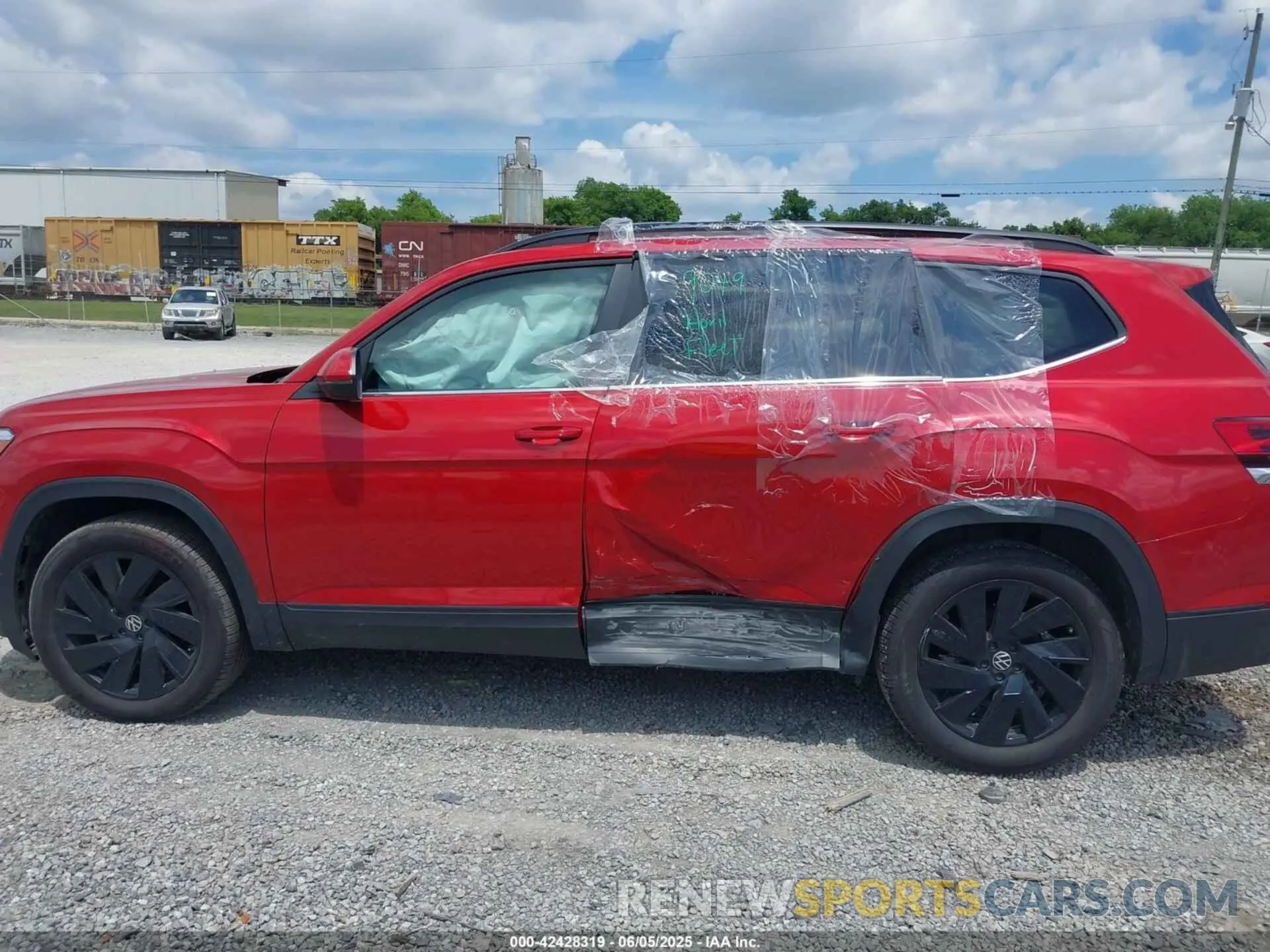 15 Photograph of a damaged car 1V2JR2CA4RC576128 VOLKSWAGEN ATLAS 2024