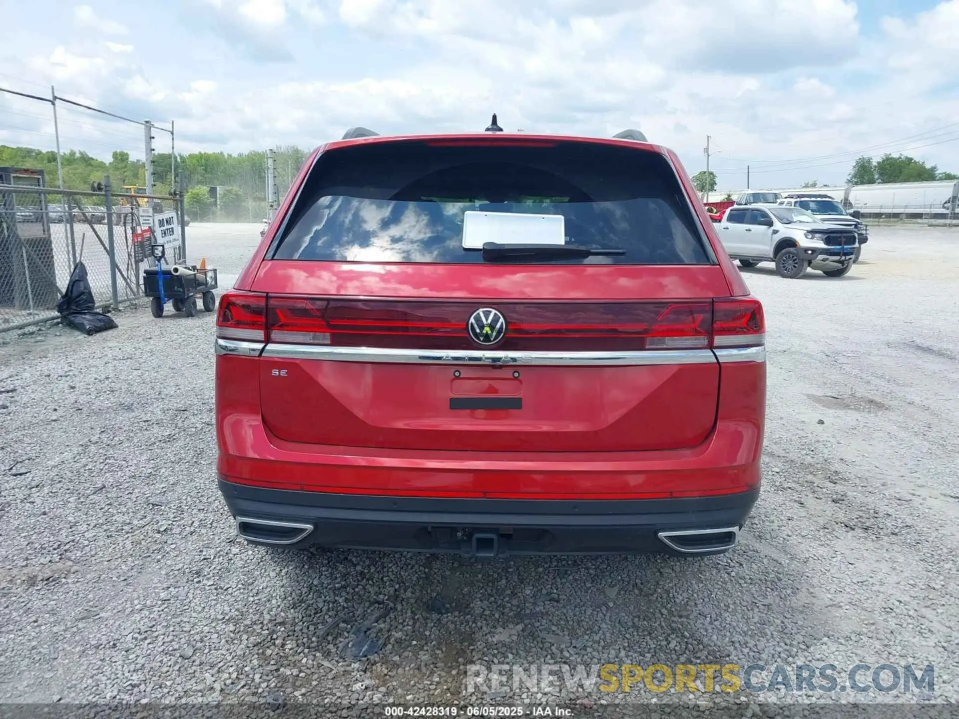 17 Photograph of a damaged car 1V2JR2CA4RC576128 VOLKSWAGEN ATLAS 2024