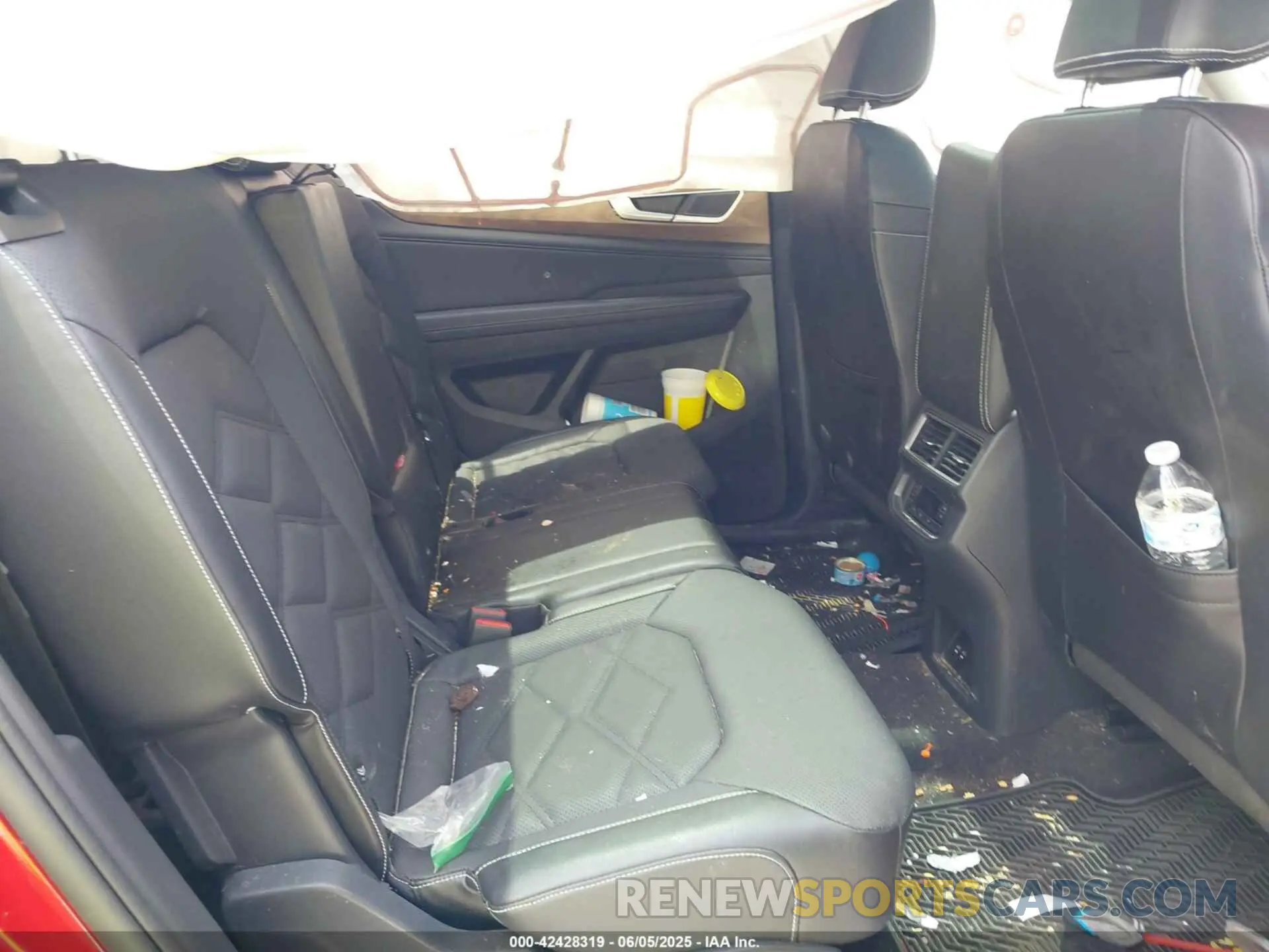 8 Photograph of a damaged car 1V2JR2CA4RC576128 VOLKSWAGEN ATLAS 2024