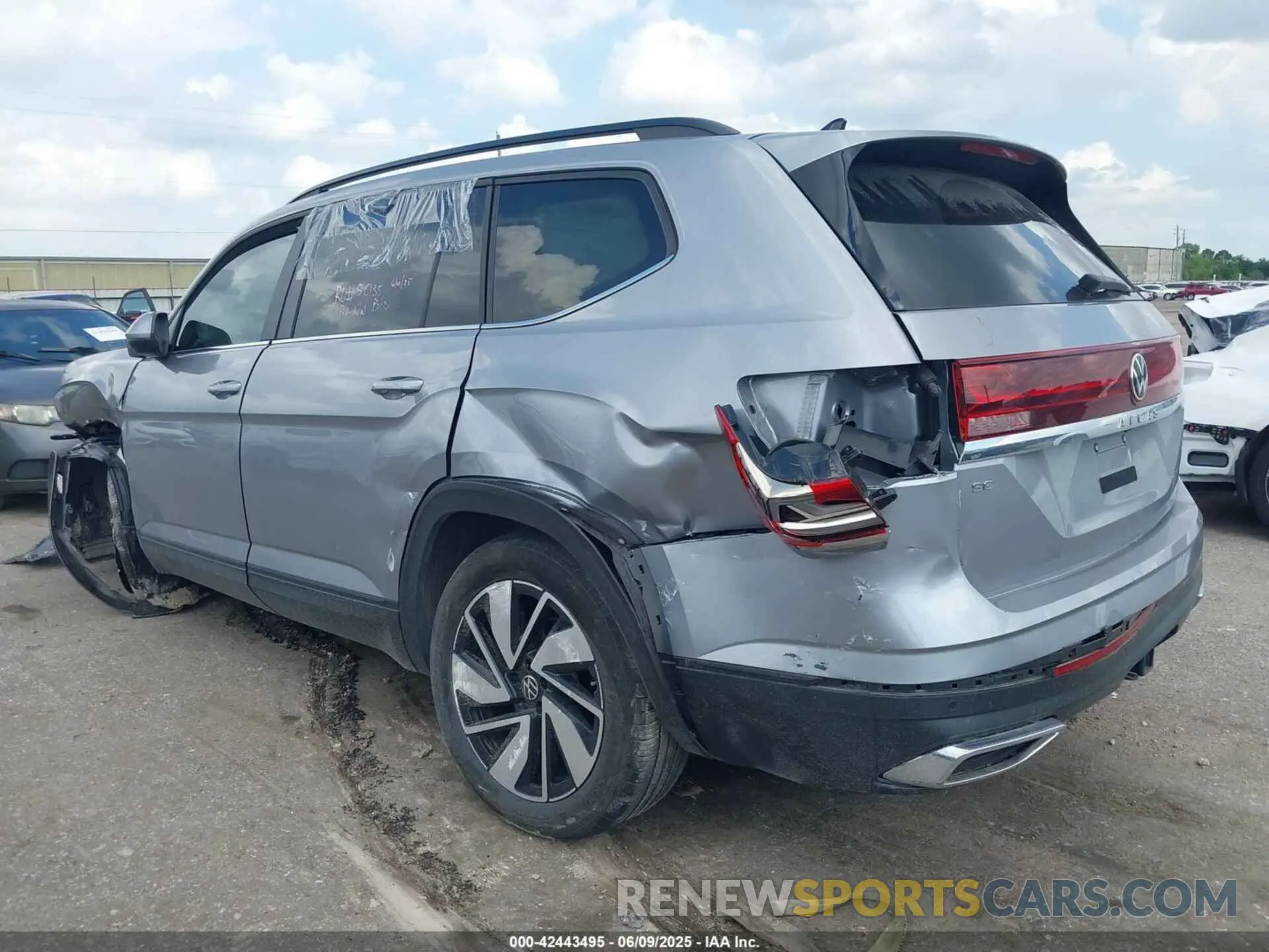 3 Photograph of a damaged car 1V2JR2CA5RC540514 VOLKSWAGEN ATLAS 2024