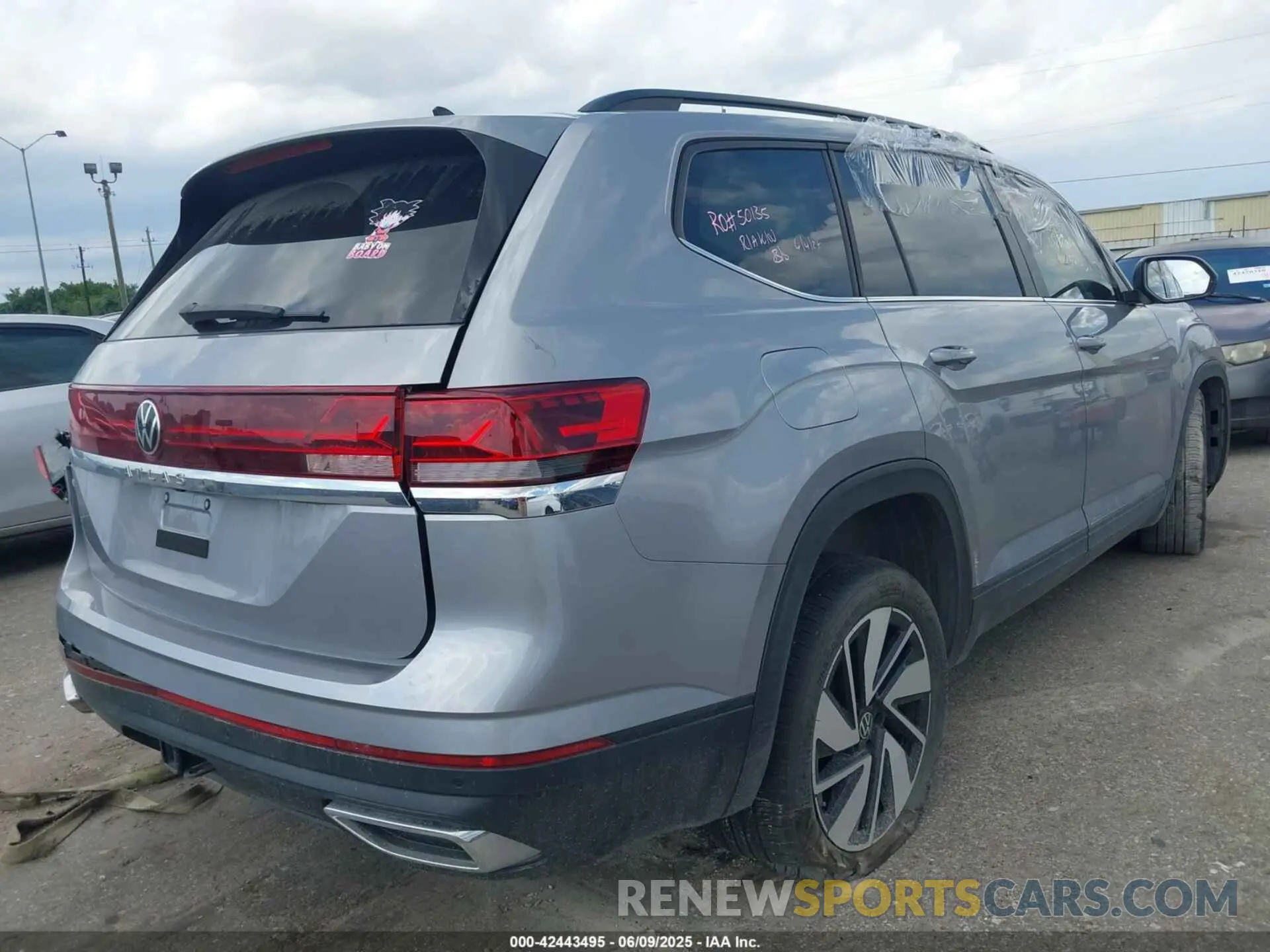 4 Photograph of a damaged car 1V2JR2CA5RC540514 VOLKSWAGEN ATLAS 2024