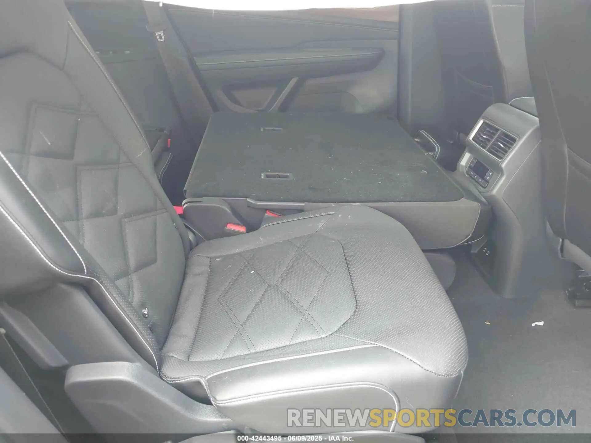 8 Photograph of a damaged car 1V2JR2CA5RC540514 VOLKSWAGEN ATLAS 2024