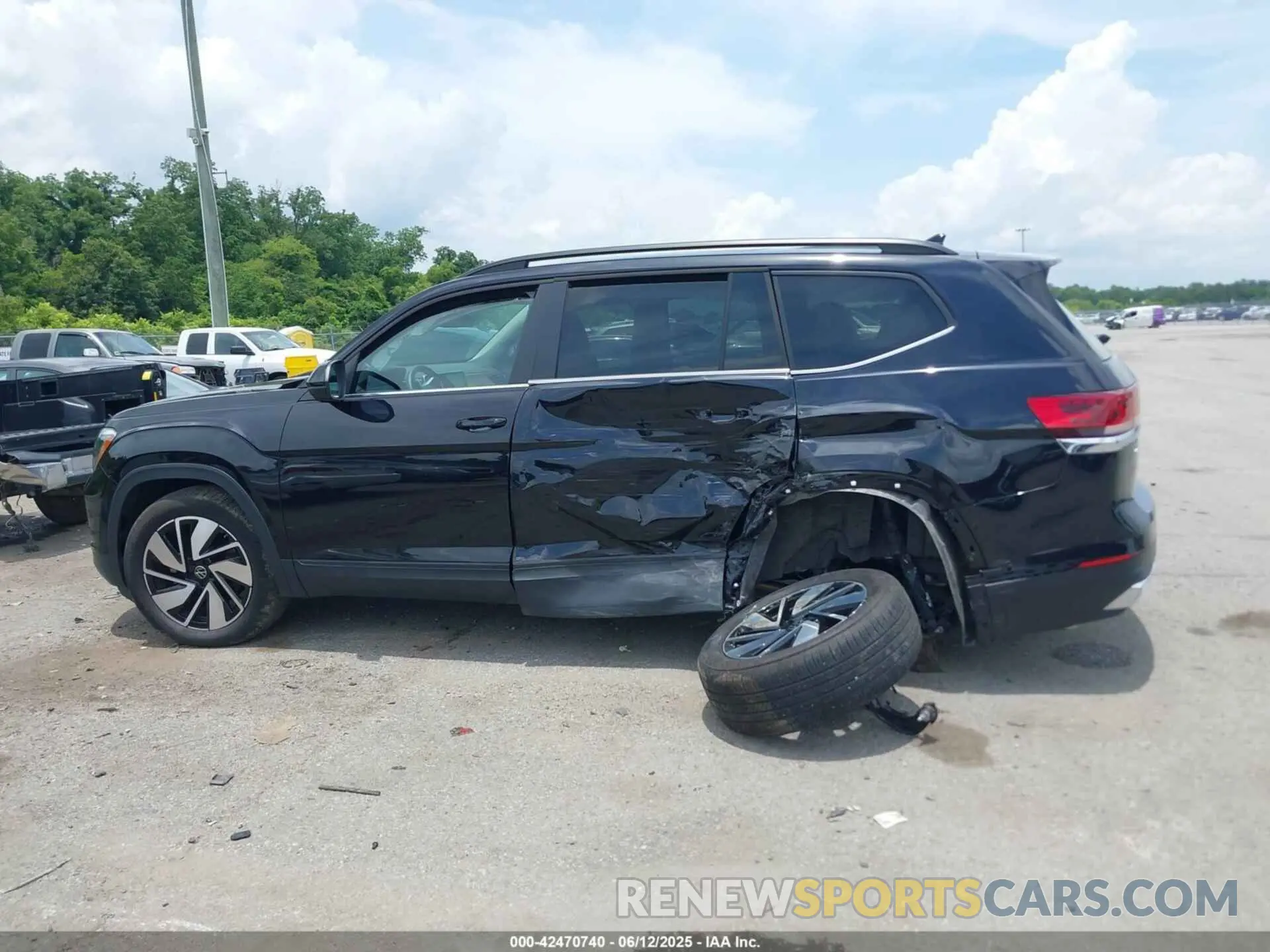 14 Photograph of a damaged car 1V2JR2CA6RC621151 VOLKSWAGEN ATLAS 2024