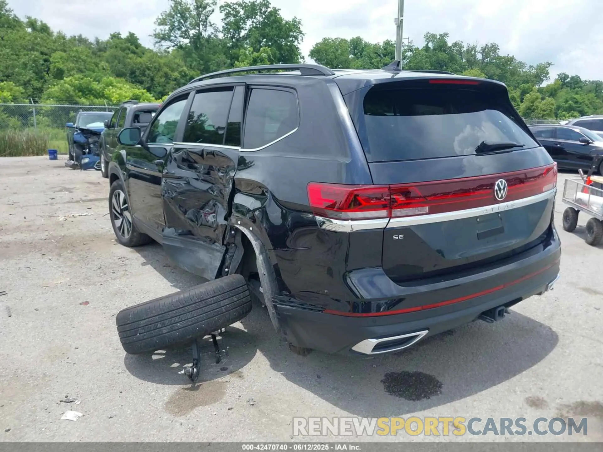 3 Photograph of a damaged car 1V2JR2CA6RC621151 VOLKSWAGEN ATLAS 2024