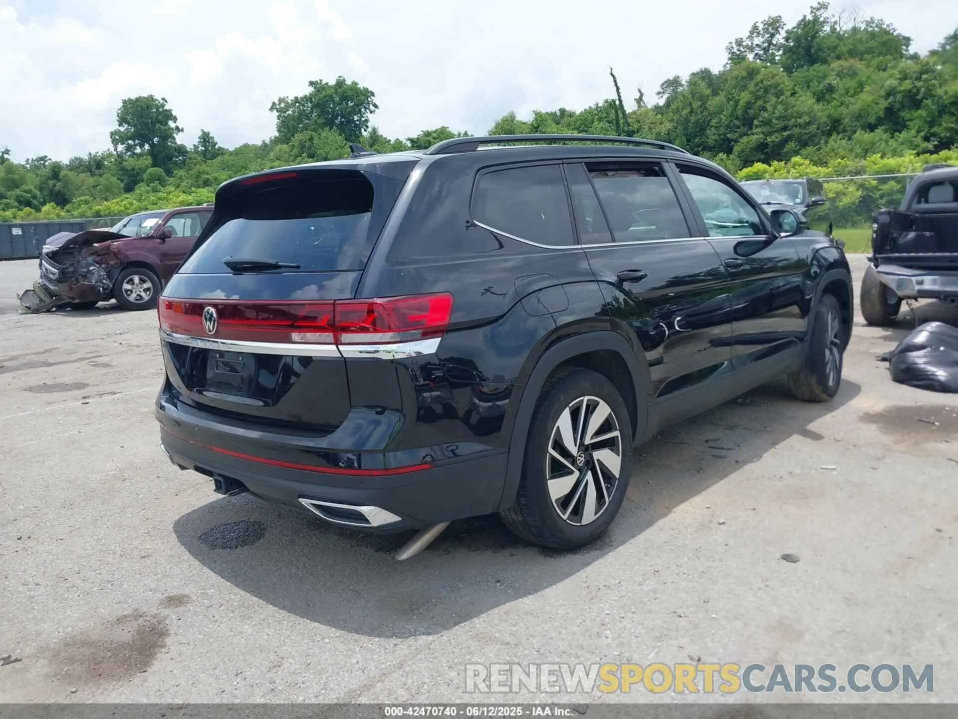 4 Photograph of a damaged car 1V2JR2CA6RC621151 VOLKSWAGEN ATLAS 2024