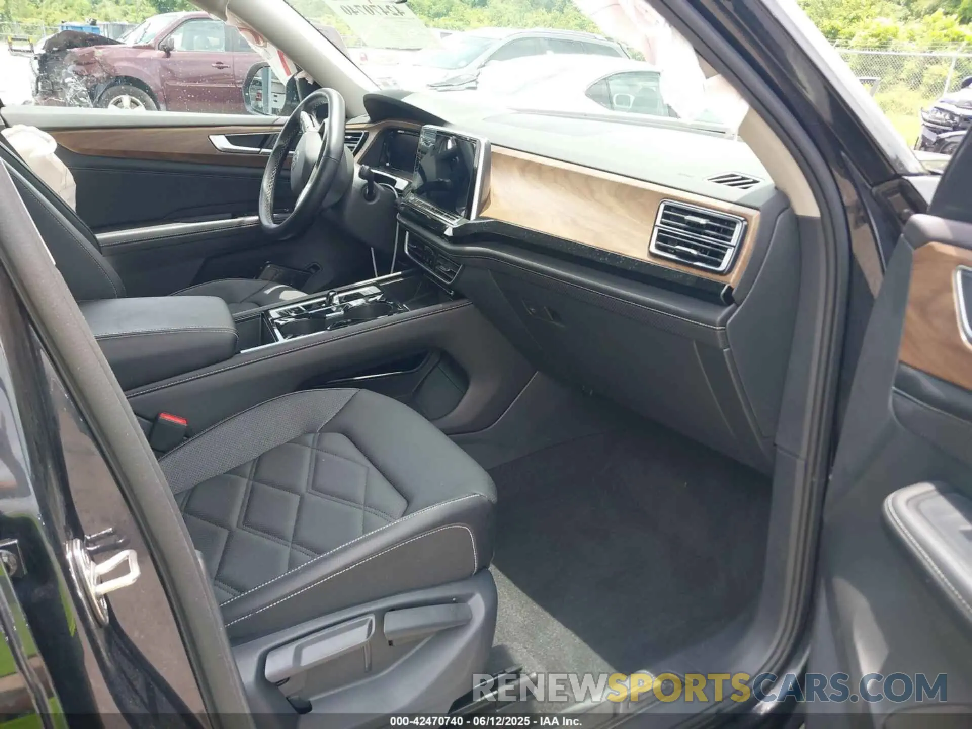 5 Photograph of a damaged car 1V2JR2CA6RC621151 VOLKSWAGEN ATLAS 2024