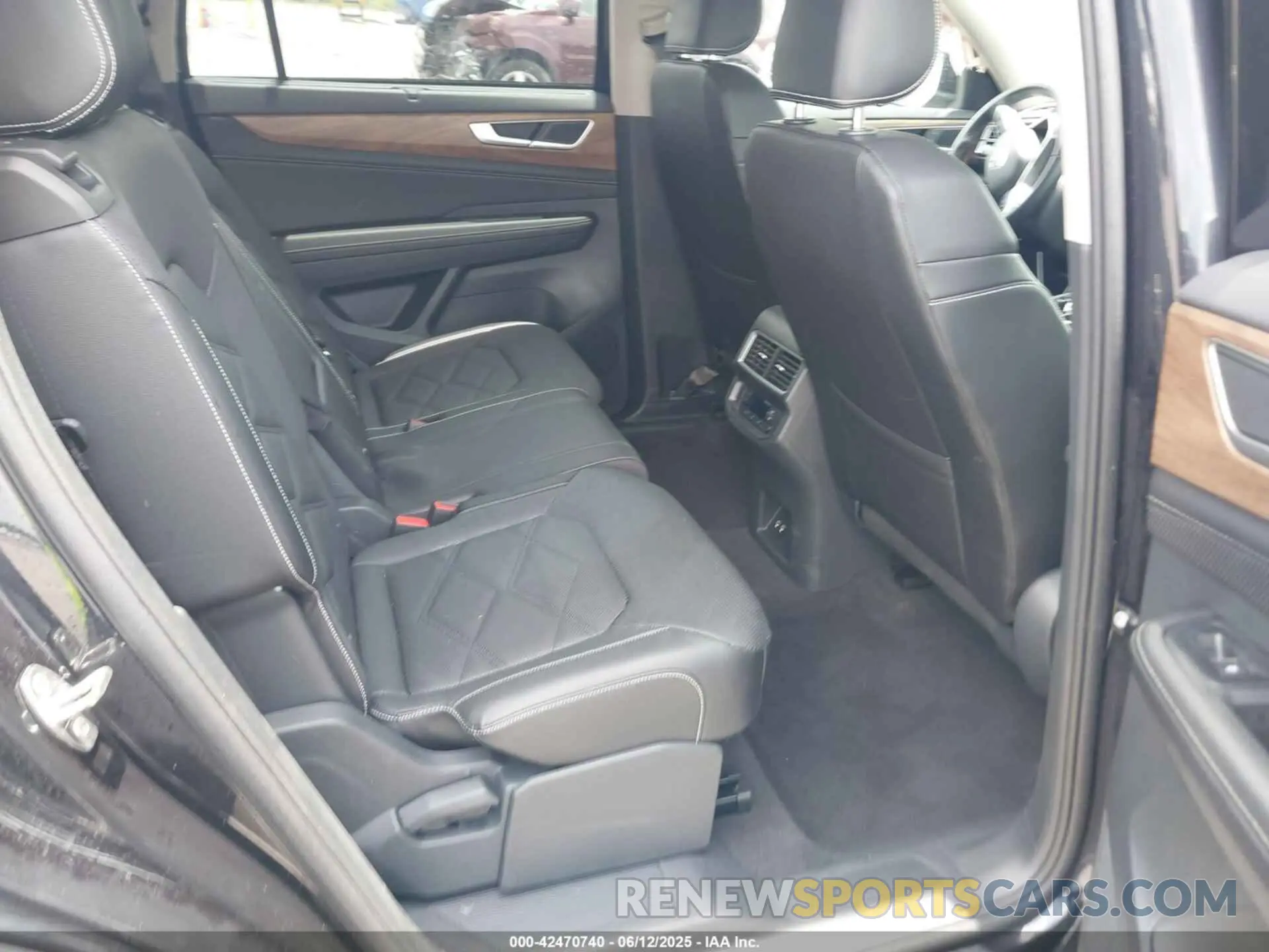8 Photograph of a damaged car 1V2JR2CA6RC621151 VOLKSWAGEN ATLAS 2024