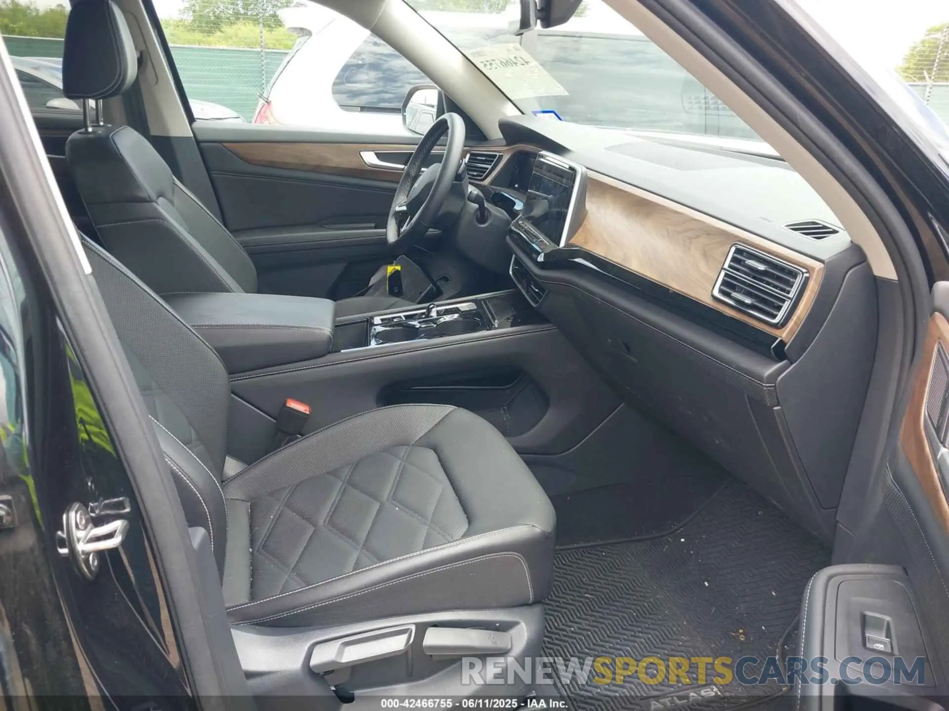 5 Photograph of a damaged car 1V2JR2CA9RC598772 VOLKSWAGEN ATLAS 2024