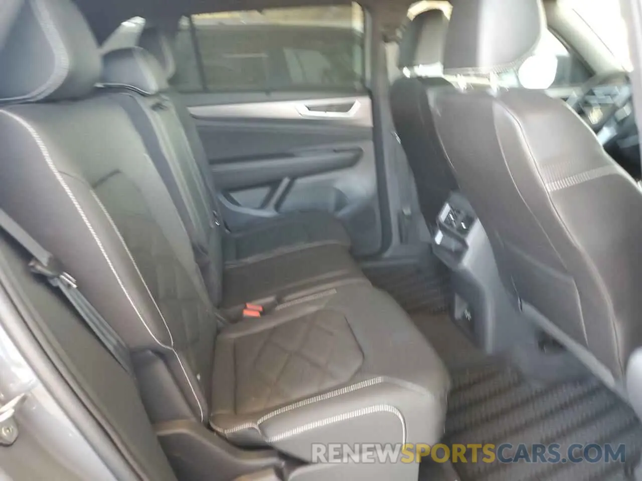 11 Photograph of a damaged car 1V2KE2CA7RC253191 VOLKSWAGEN ATLAS 2024