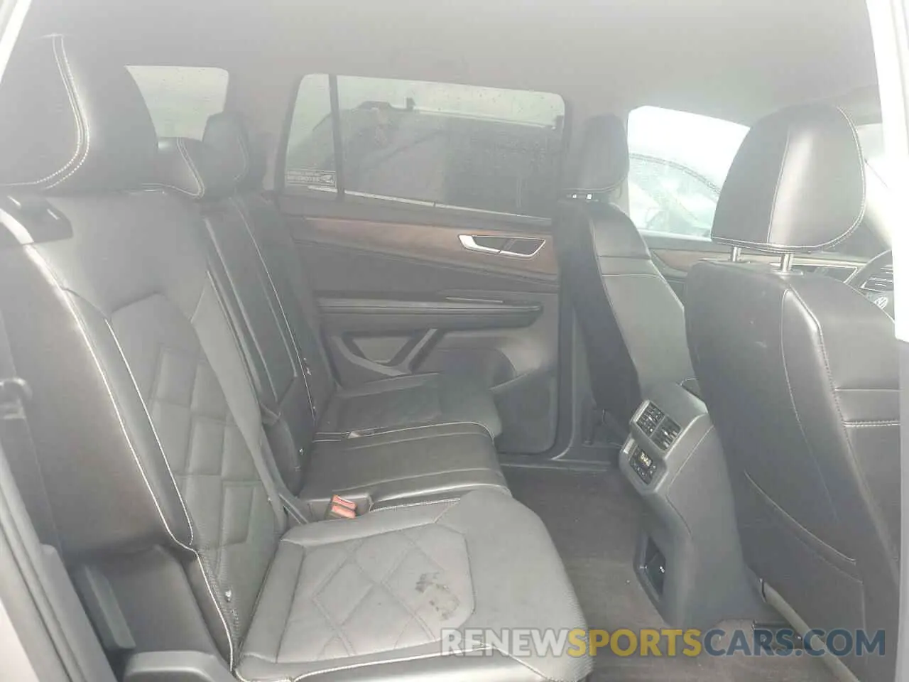 11 Photograph of a damaged car 1V2LR2CA0RC581349 VOLKSWAGEN ATLAS 2024