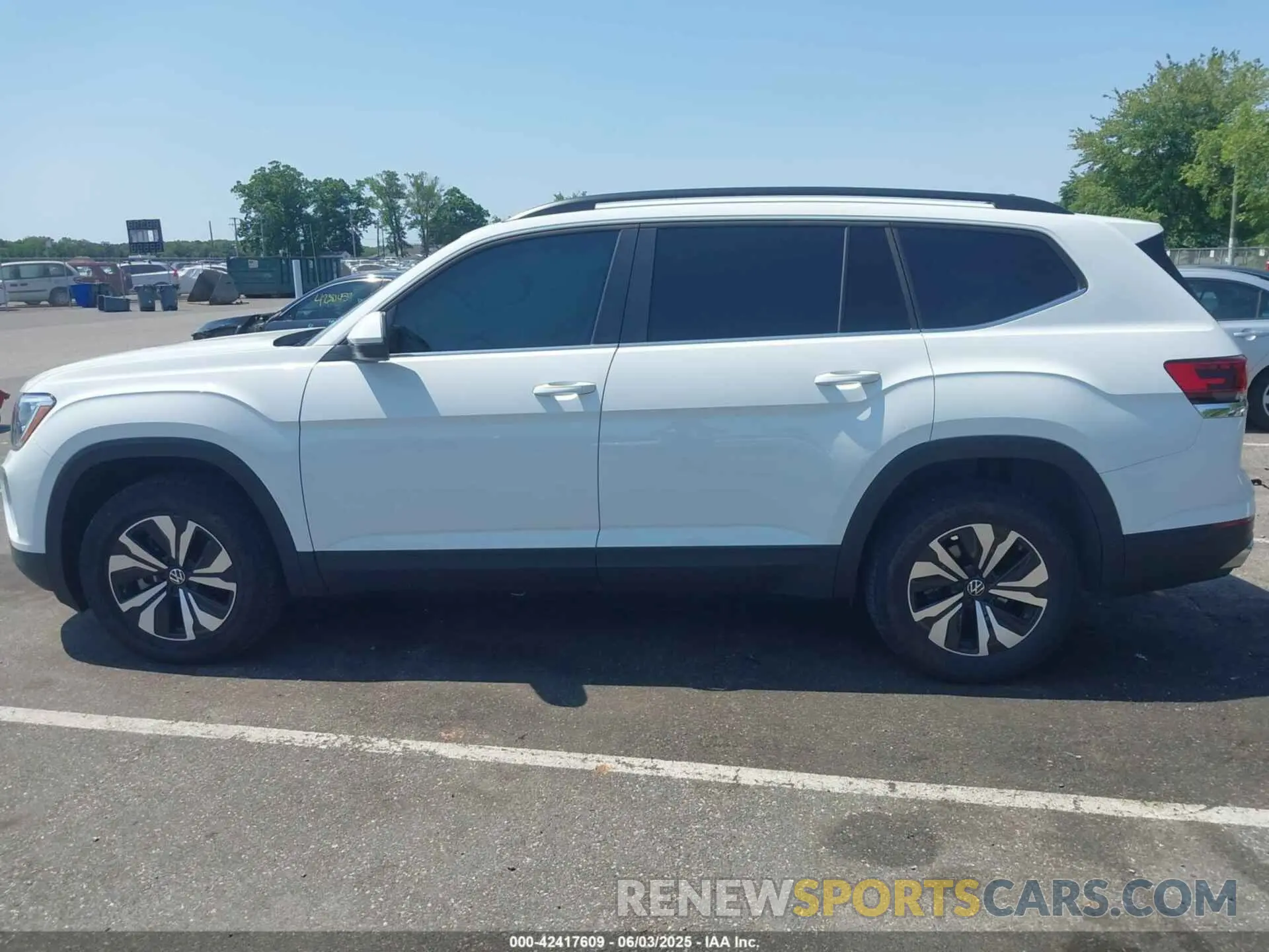 14 Photograph of a damaged car 1V2LR2CA6RC512584 VOLKSWAGEN ATLAS 2024