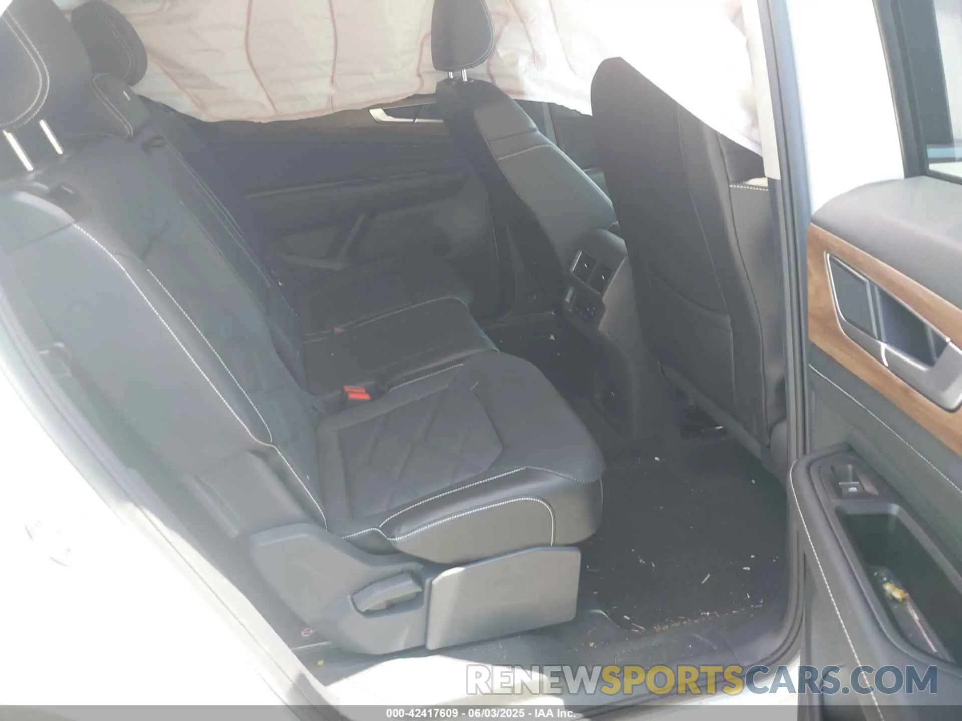 8 Photograph of a damaged car 1V2LR2CA6RC512584 VOLKSWAGEN ATLAS 2024