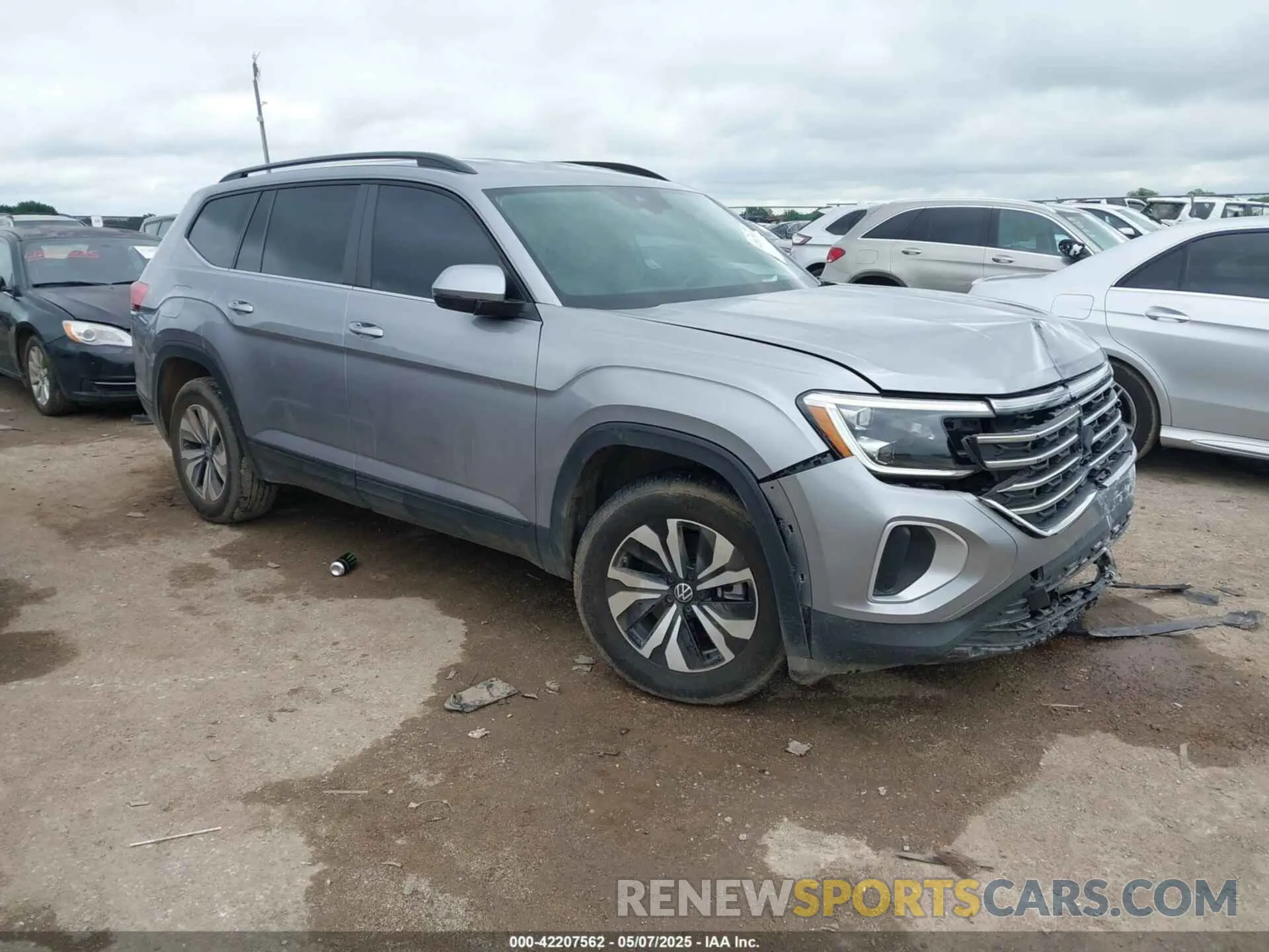 1 Photograph of a damaged car 1V2LR2CA7RC572504 VOLKSWAGEN ATLAS 2024