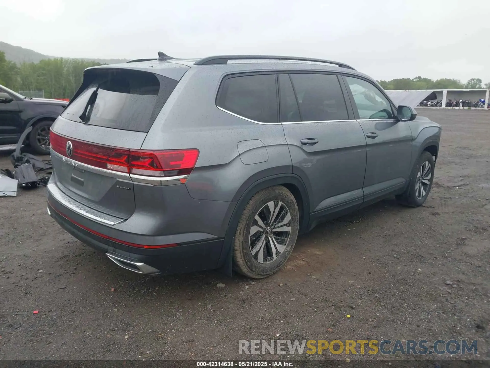 4 Photograph of a damaged car 1V2LR2CA8RC514627 VOLKSWAGEN ATLAS 2024