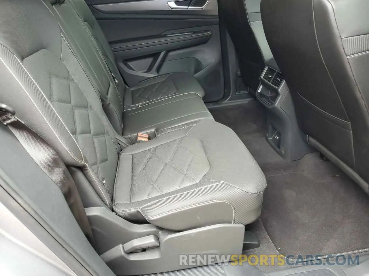 11 Photograph of a damaged car 1V2WE2CA1RC237957 VOLKSWAGEN ATLAS 2024