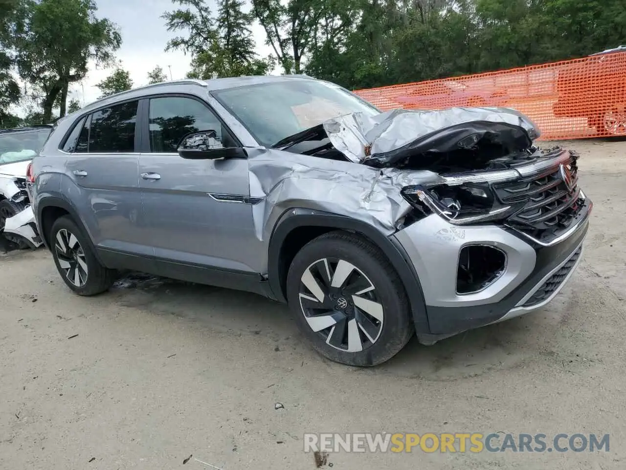 4 Photograph of a damaged car 1V2WE2CA1RC237957 VOLKSWAGEN ATLAS 2024
