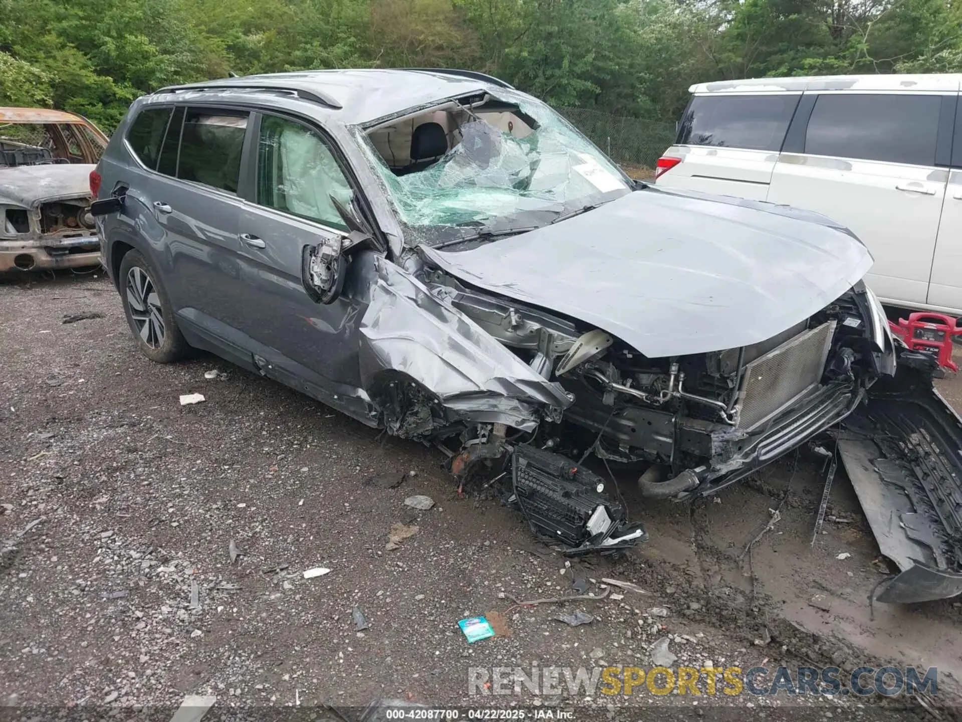 1 Photograph of a damaged car 1V2WR2CA2RC536071 VOLKSWAGEN ATLAS 2024