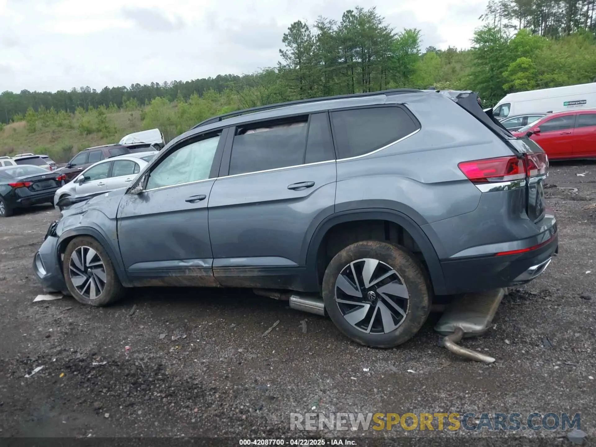 13 Photograph of a damaged car 1V2WR2CA2RC536071 VOLKSWAGEN ATLAS 2024