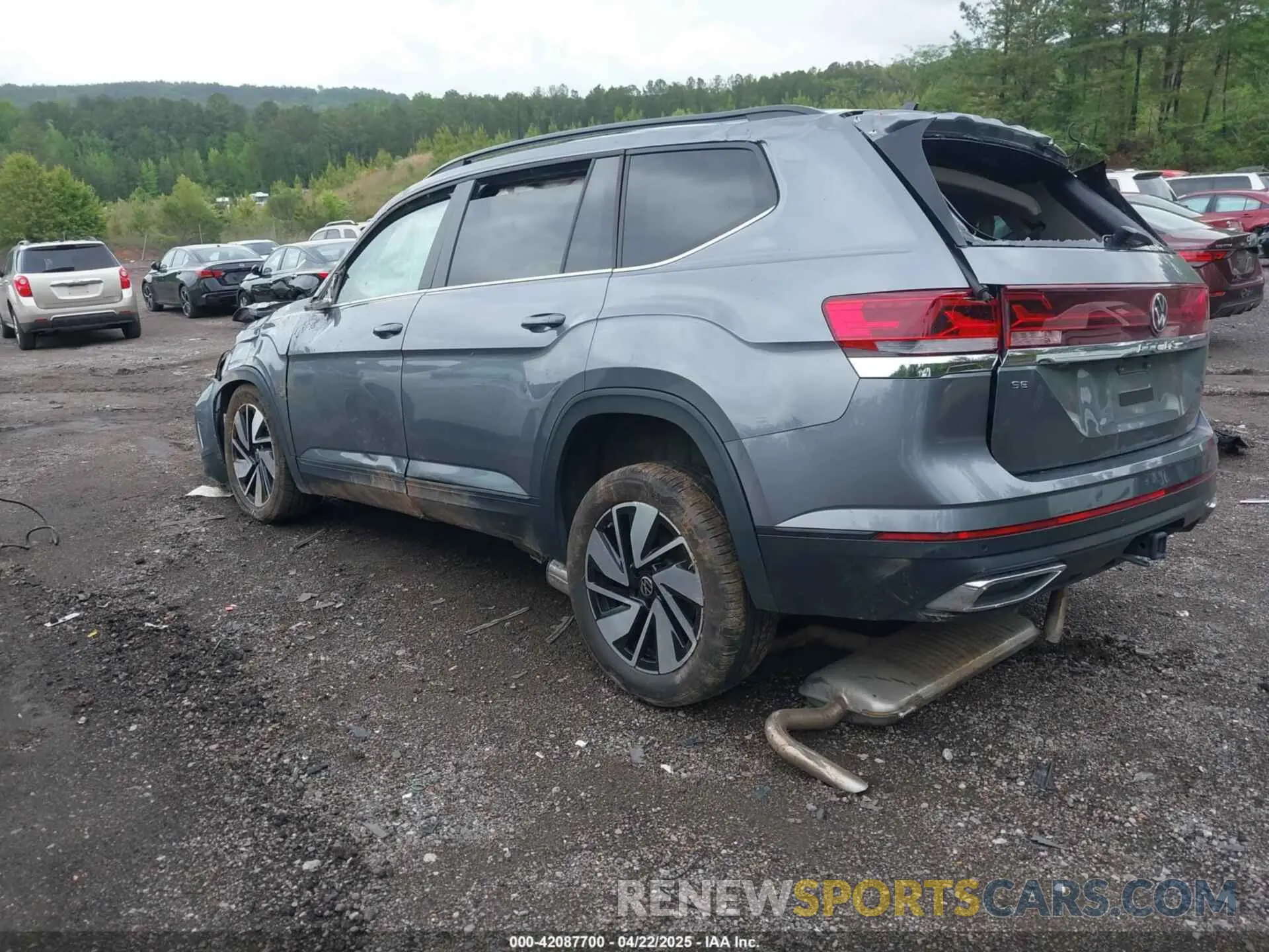 3 Photograph of a damaged car 1V2WR2CA2RC536071 VOLKSWAGEN ATLAS 2024