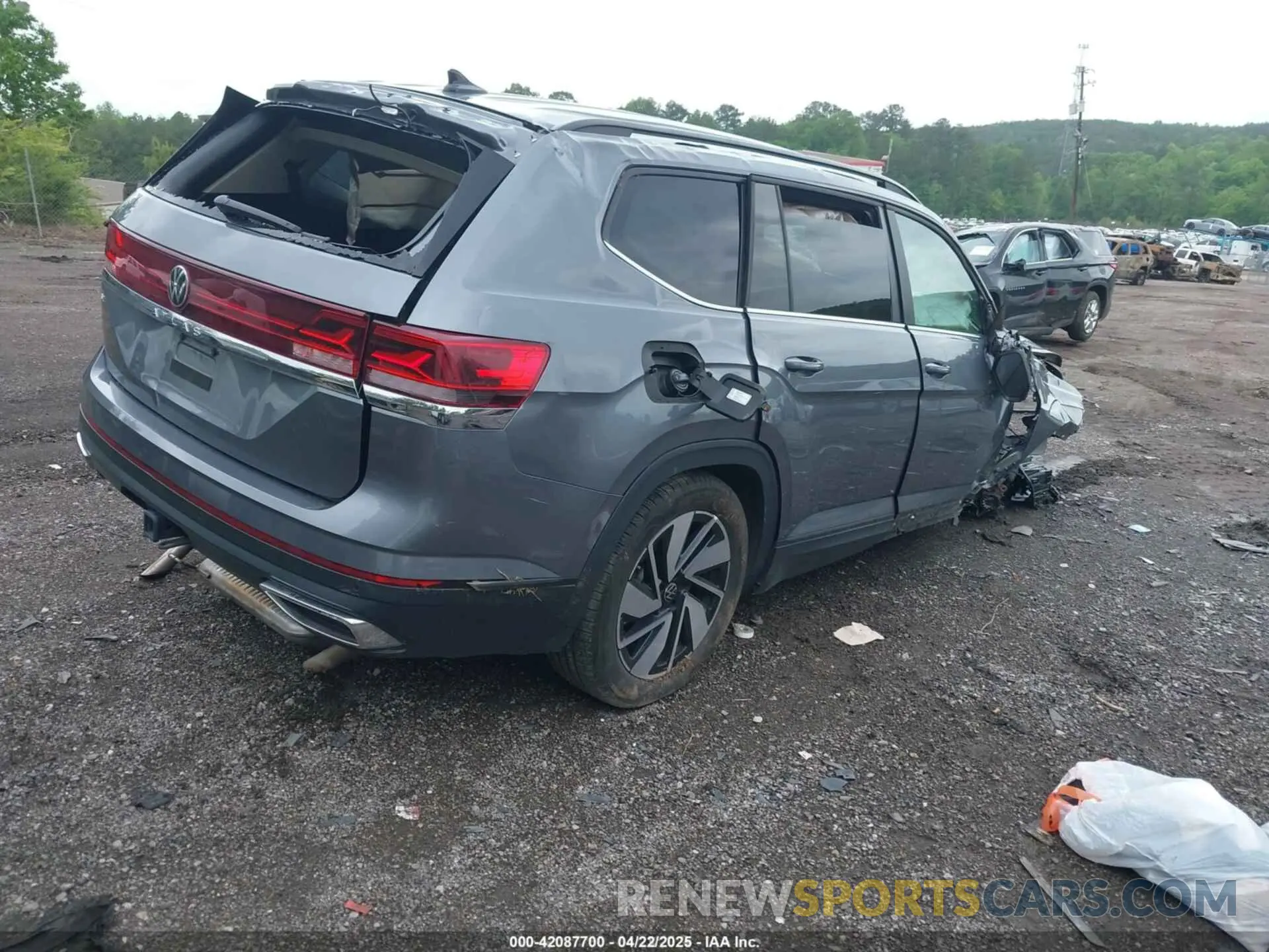 4 Photograph of a damaged car 1V2WR2CA2RC536071 VOLKSWAGEN ATLAS 2024