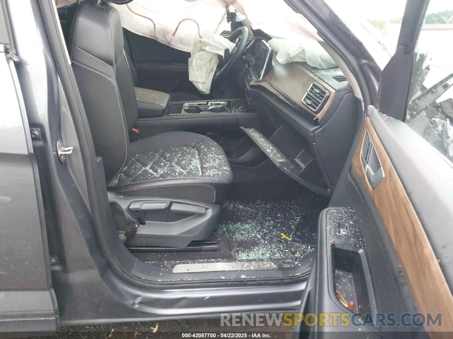 5 Photograph of a damaged car 1V2WR2CA2RC536071 VOLKSWAGEN ATLAS 2024