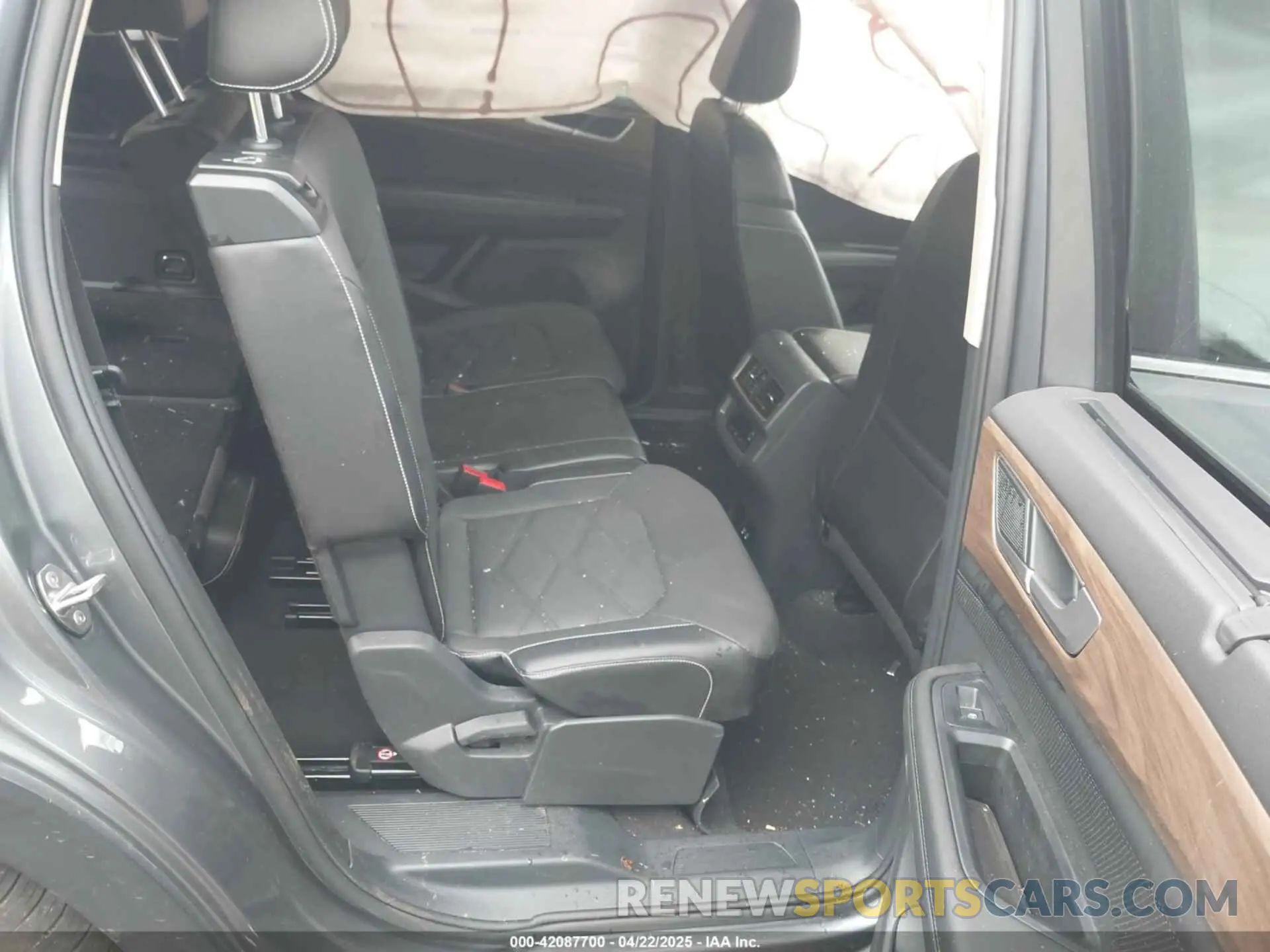 8 Photograph of a damaged car 1V2WR2CA2RC536071 VOLKSWAGEN ATLAS 2024