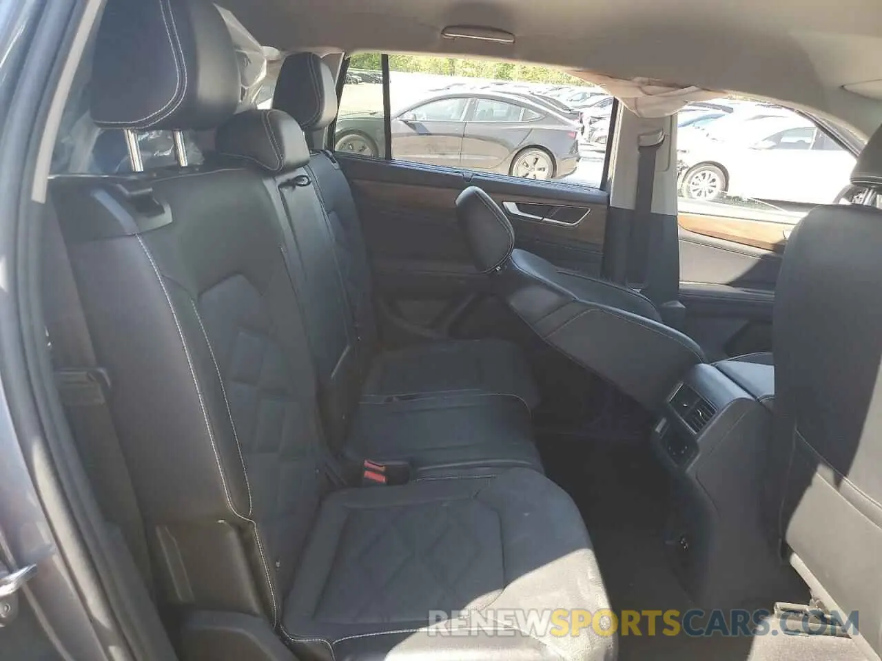 11 Photograph of a damaged car 1V2WR2CA3RC536421 VOLKSWAGEN ATLAS 2024