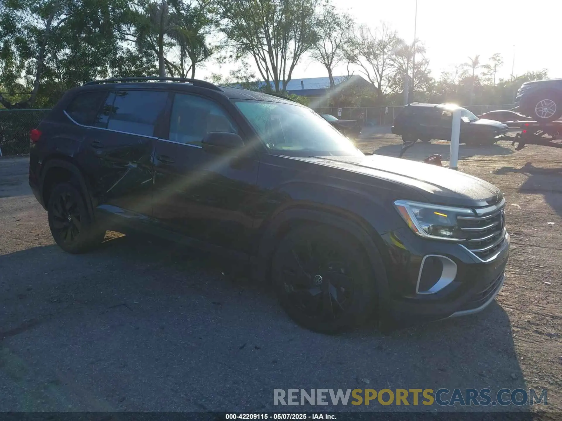 1 Photograph of a damaged car 1V2WR2CA3RC538136 VOLKSWAGEN ATLAS 2024