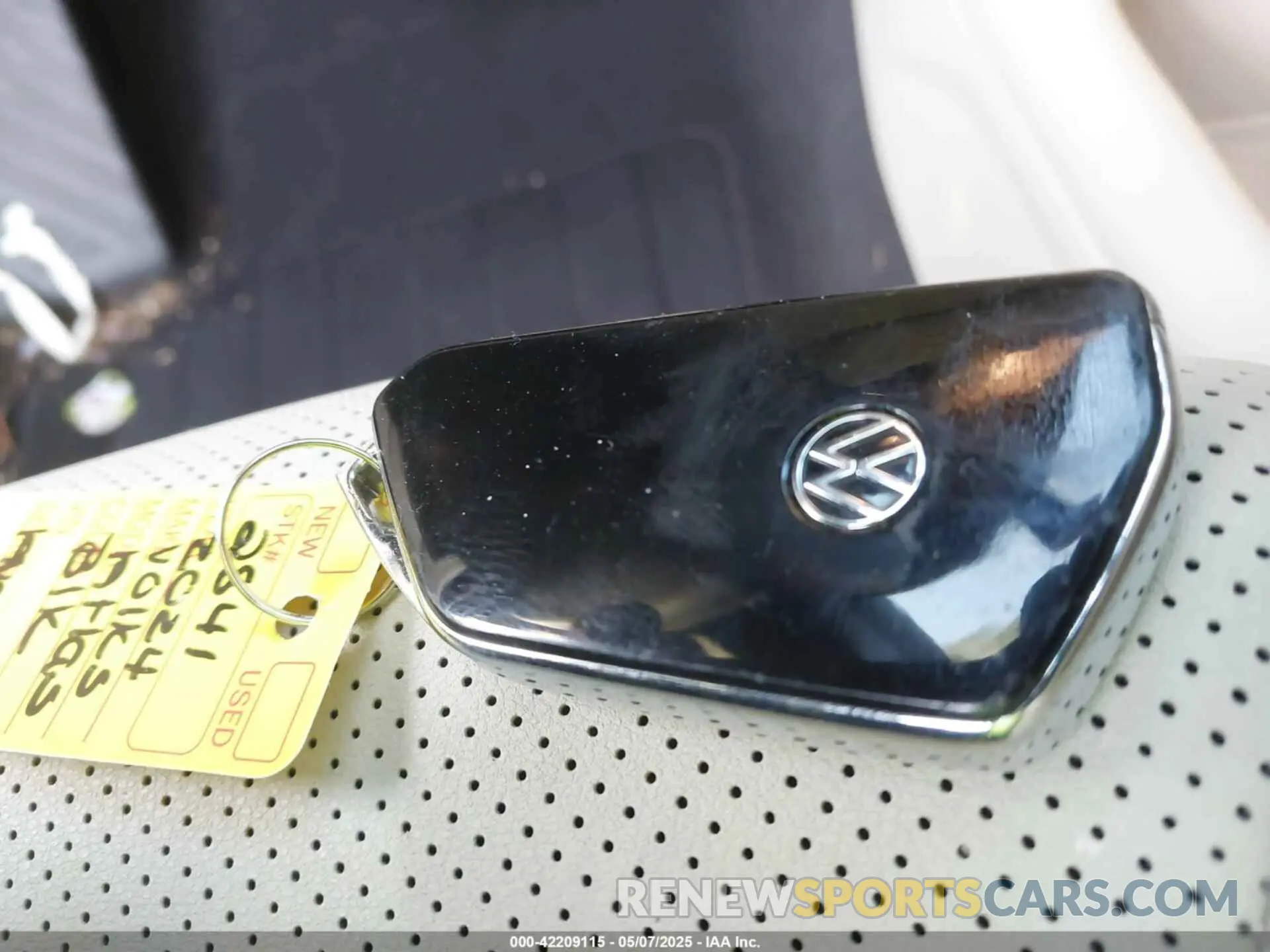 11 Photograph of a damaged car 1V2WR2CA3RC538136 VOLKSWAGEN ATLAS 2024