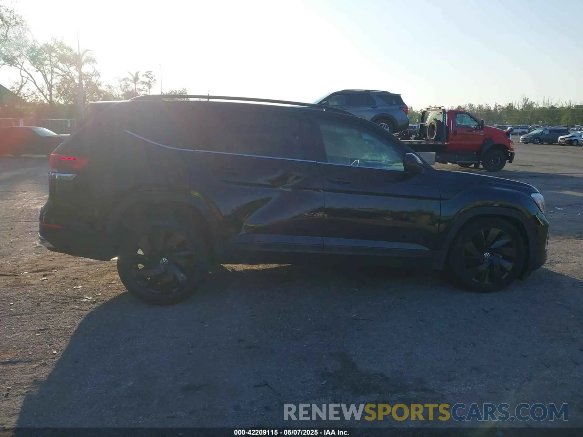 14 Photograph of a damaged car 1V2WR2CA3RC538136 VOLKSWAGEN ATLAS 2024