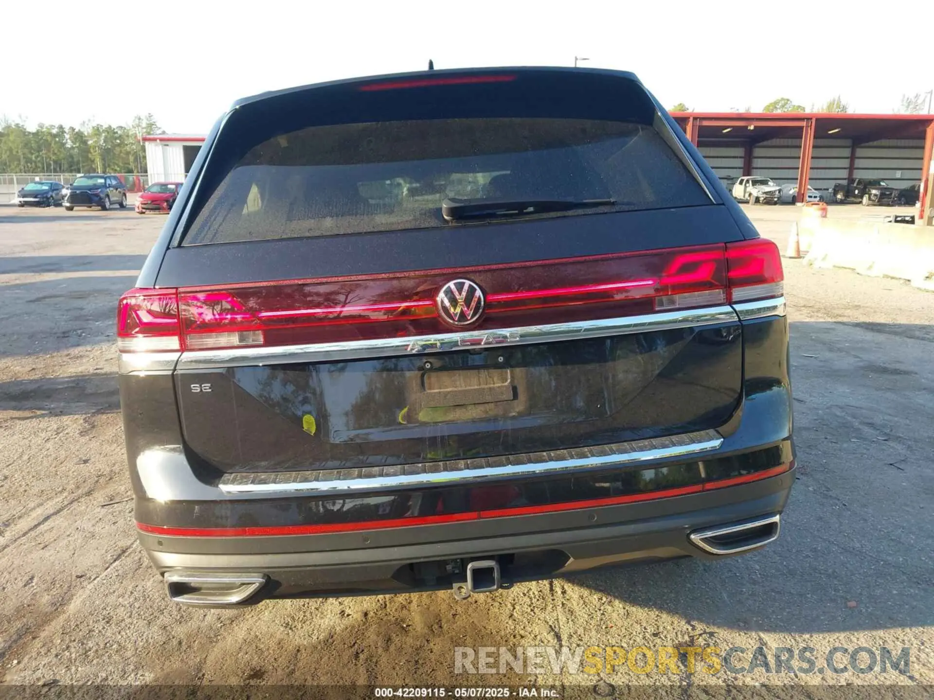 17 Photograph of a damaged car 1V2WR2CA3RC538136 VOLKSWAGEN ATLAS 2024