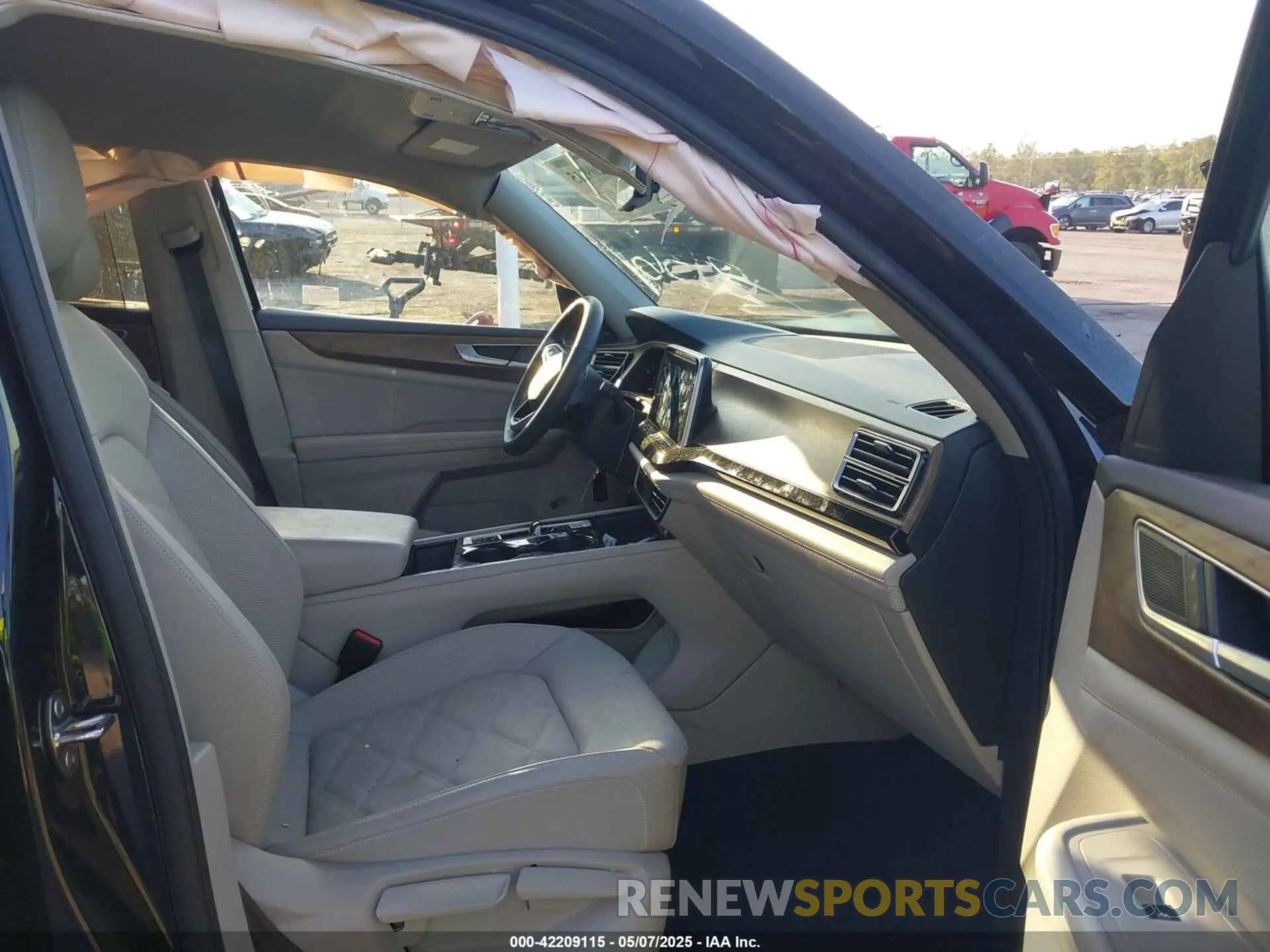 5 Photograph of a damaged car 1V2WR2CA3RC538136 VOLKSWAGEN ATLAS 2024