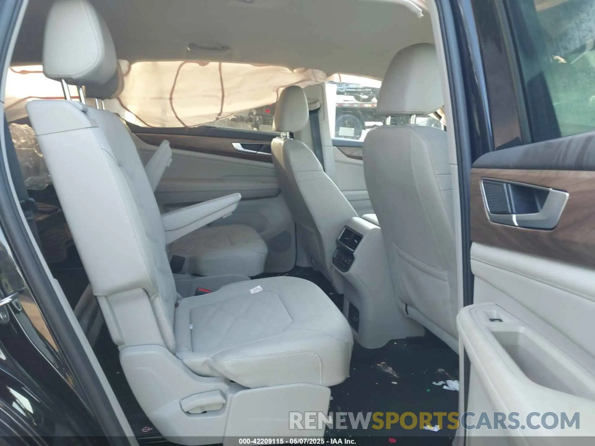 8 Photograph of a damaged car 1V2WR2CA3RC538136 VOLKSWAGEN ATLAS 2024