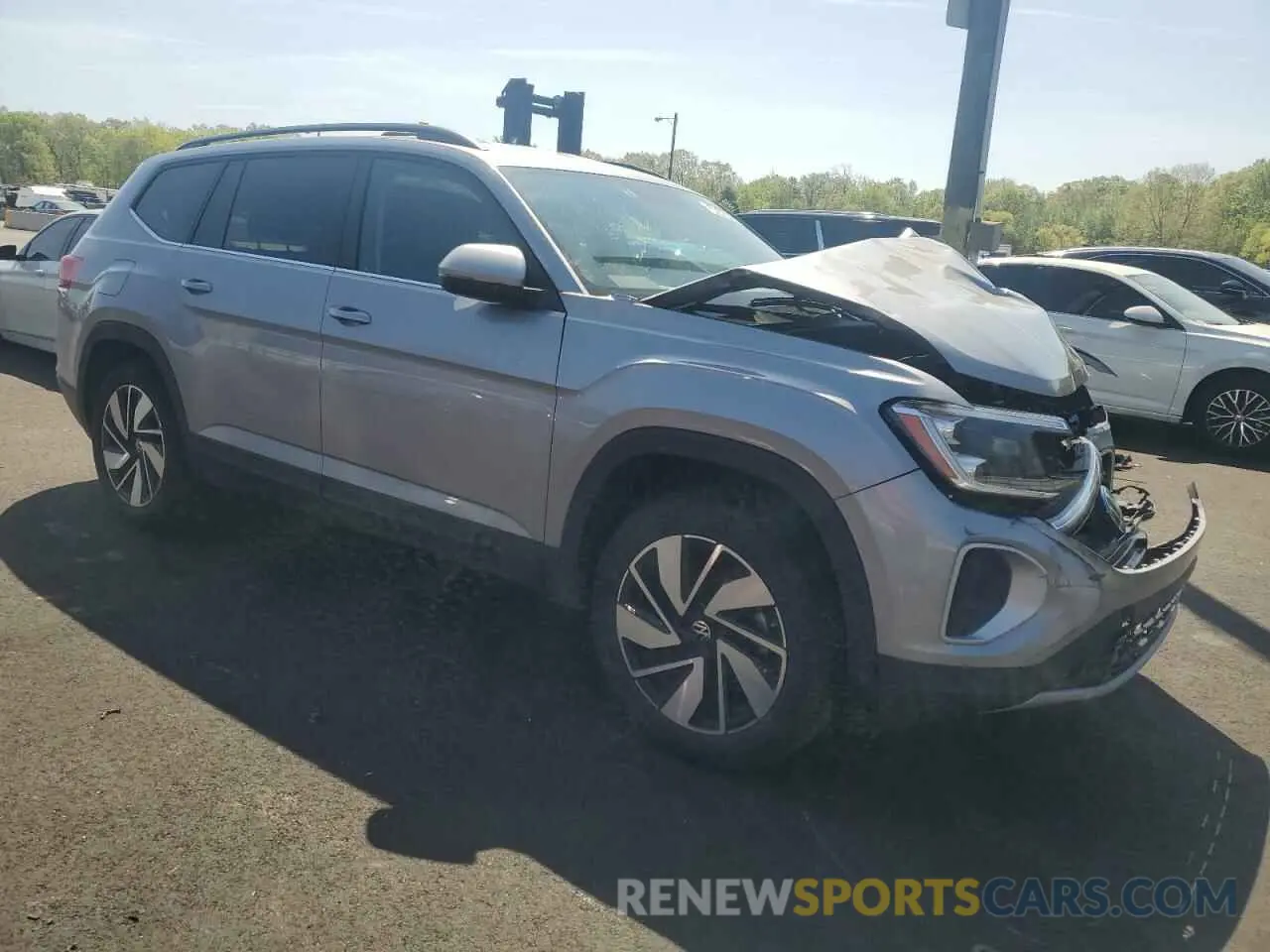 4 Photograph of a damaged car 1V2WR2CA4RC567340 VOLKSWAGEN ATLAS 2024