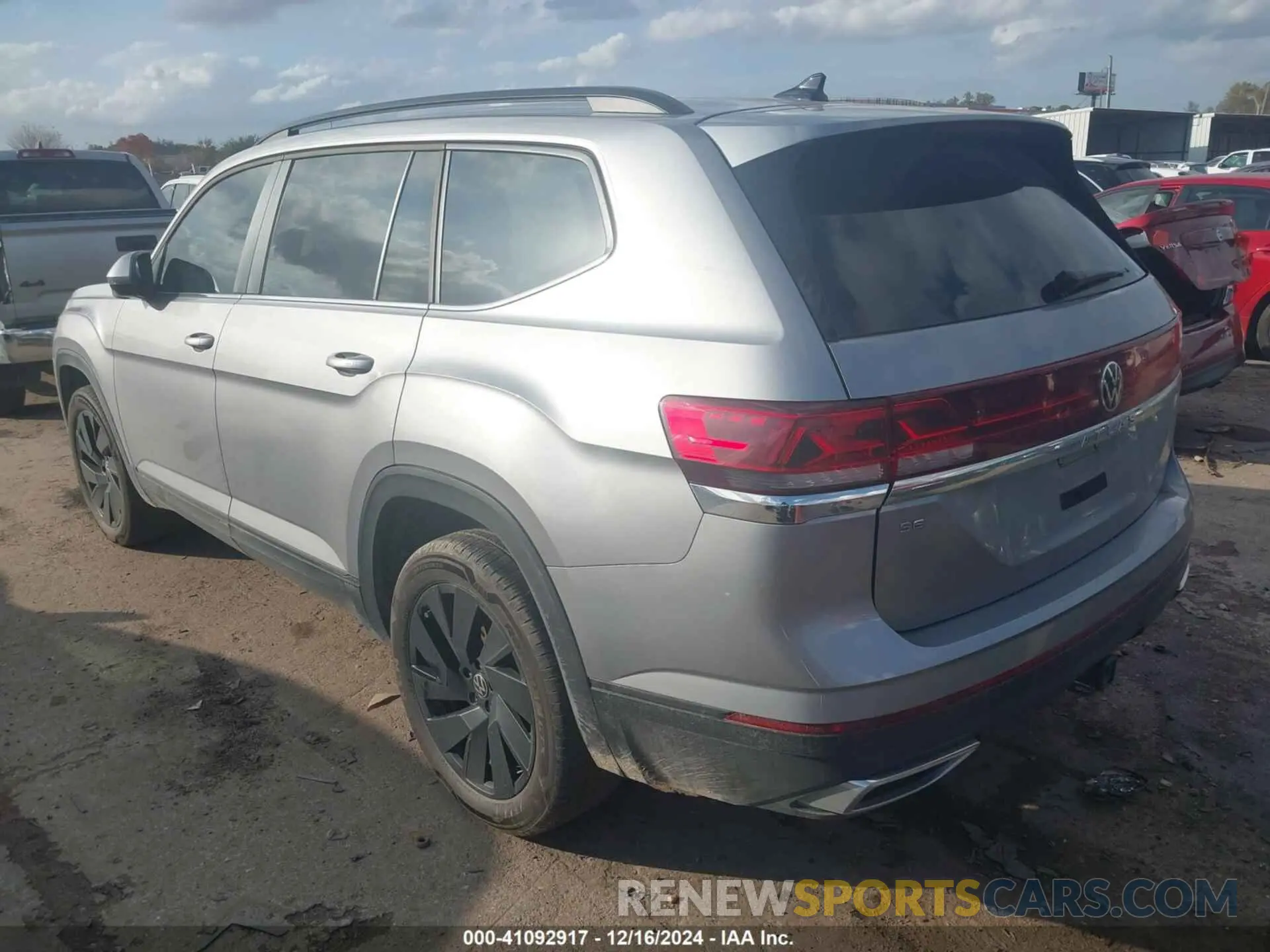 3 Photograph of a damaged car 1V2WR2CA5RC523976 VOLKSWAGEN ATLAS 2024
