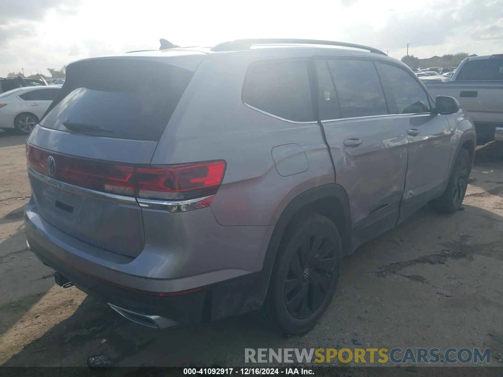 4 Photograph of a damaged car 1V2WR2CA5RC523976 VOLKSWAGEN ATLAS 2024